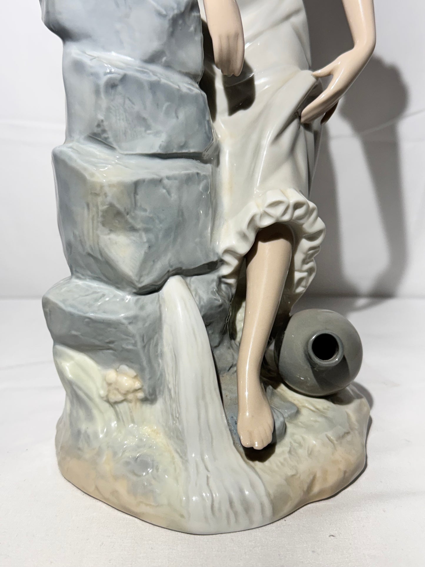 Lladro NAO “Girl from the Fountain” Porcelain Figurine – Elegant Collectible Statue