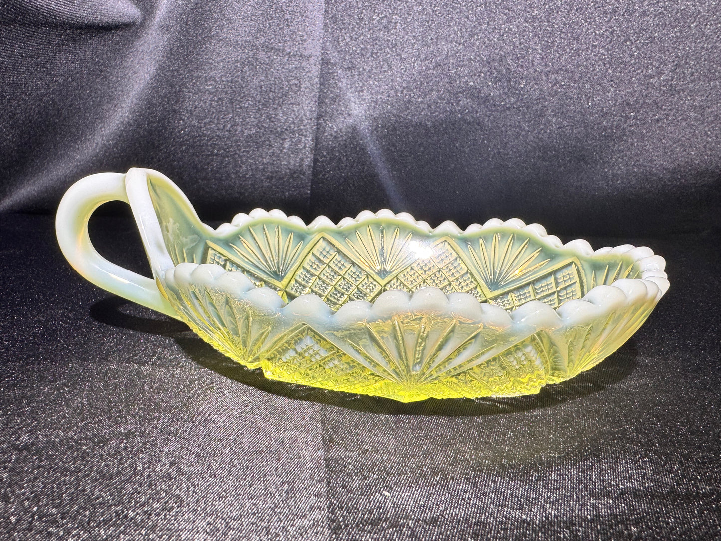 Vintage Davidson Primrose Pearline Uranium Glass Relish/nappy Dish– Lords & Ladies