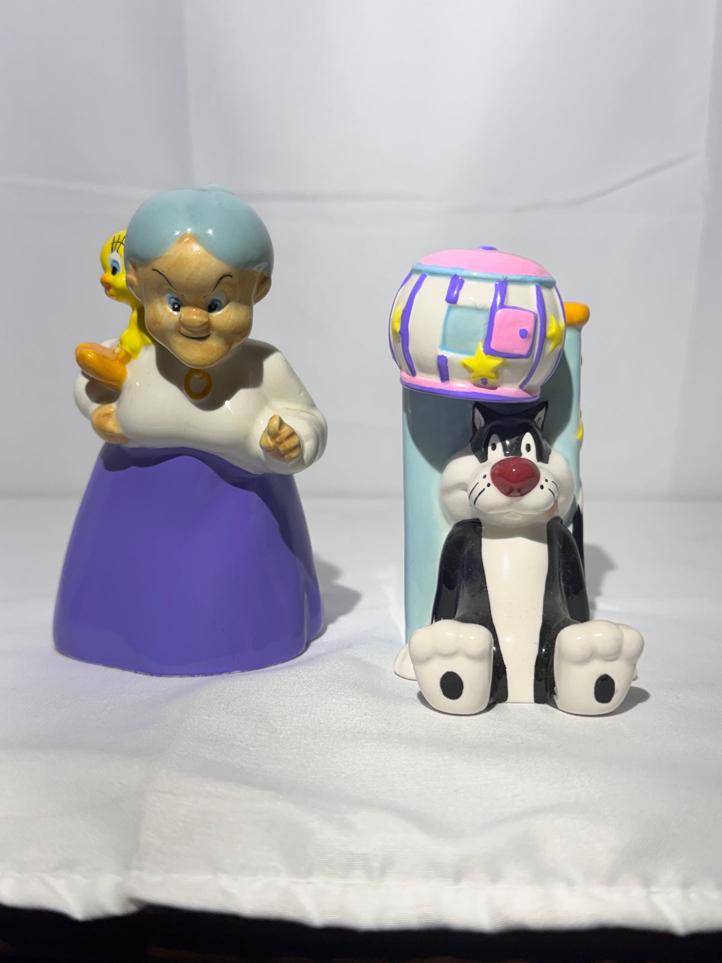 Looney Tunes Granny & Sylvester with Tweety Bird Salt and Pepper Shakers – Warner Brothers