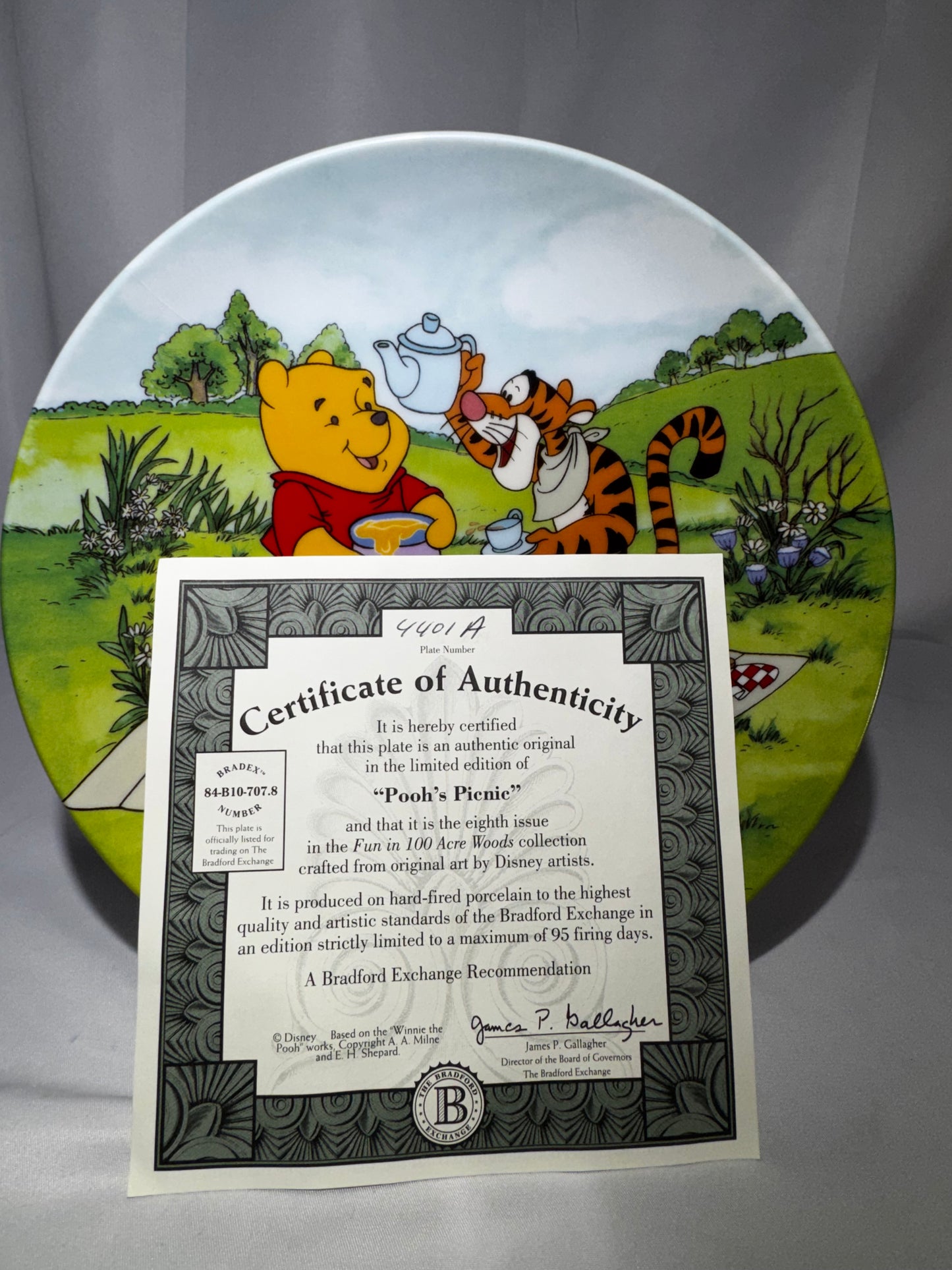 Bradford Exchange Disney Winnie the Pooh “Pooh’s Picnic” Collector Plate – 8th Issue