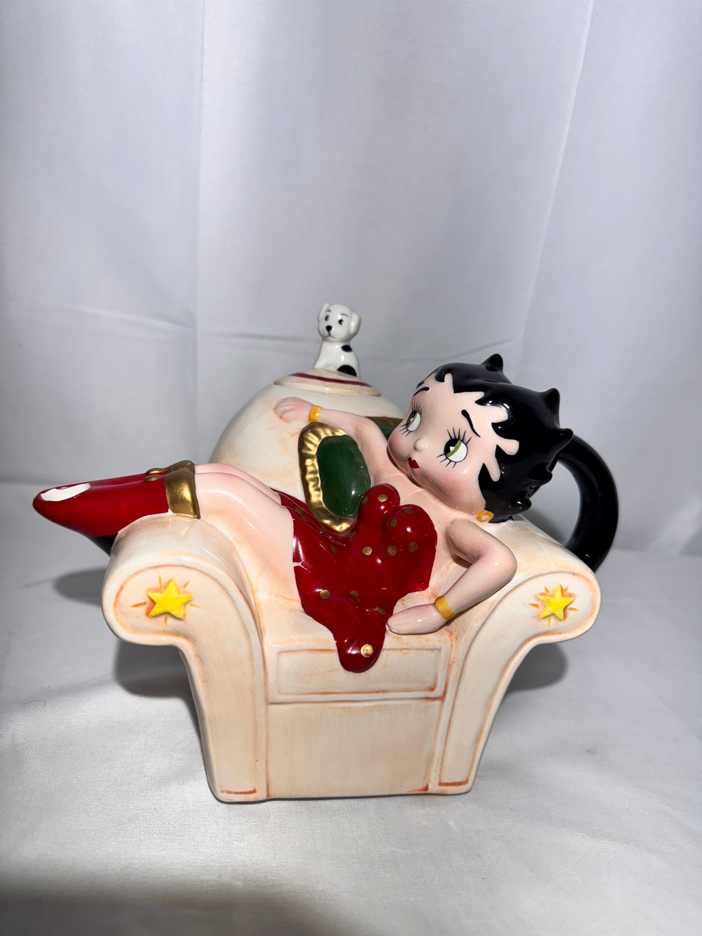 Betty Boop Teapot – Vandor 1995 – Betty Lounging in Sofa Chair with Pudgy – Vintage Collectible
