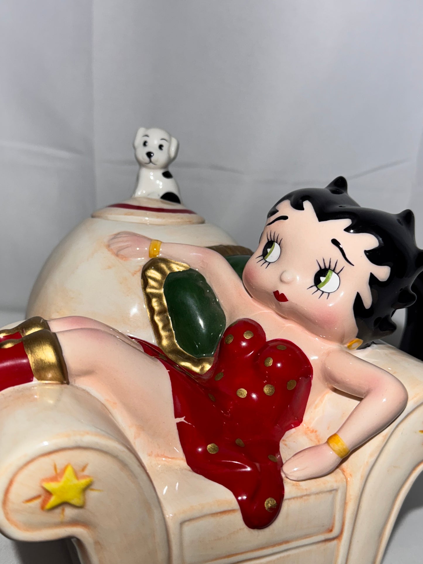 Betty Boop Teapot – Vandor 1995 – Betty Lounging in Sofa Chair with Pudgy – Vintage Collectible
