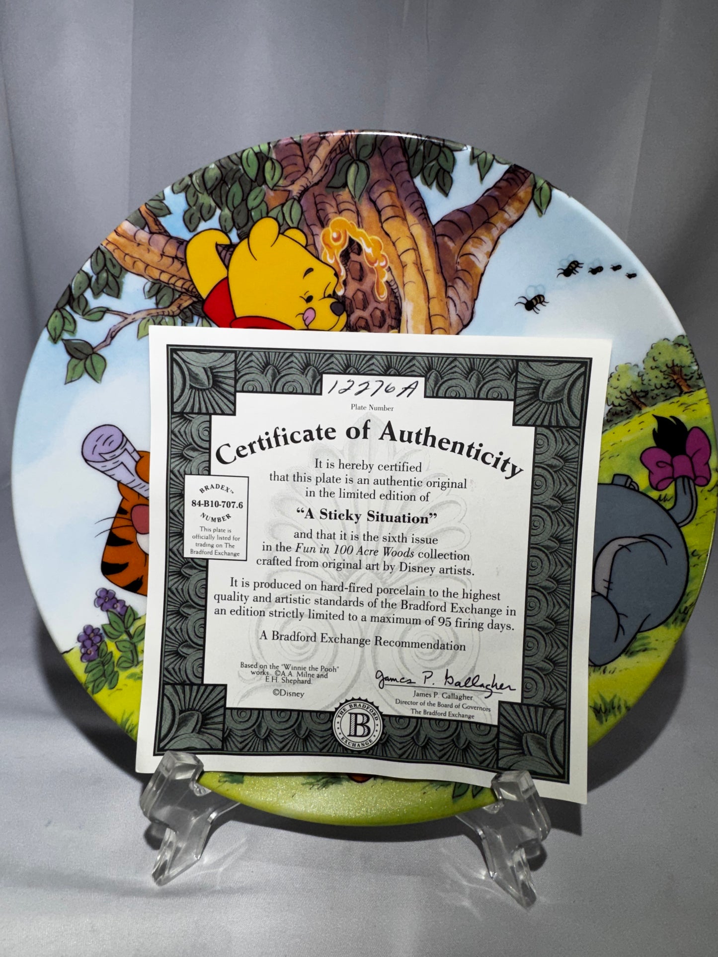 Bradford Exchange Disney Winnie the Pooh A Sticky Situation Plate COA 6th Issue