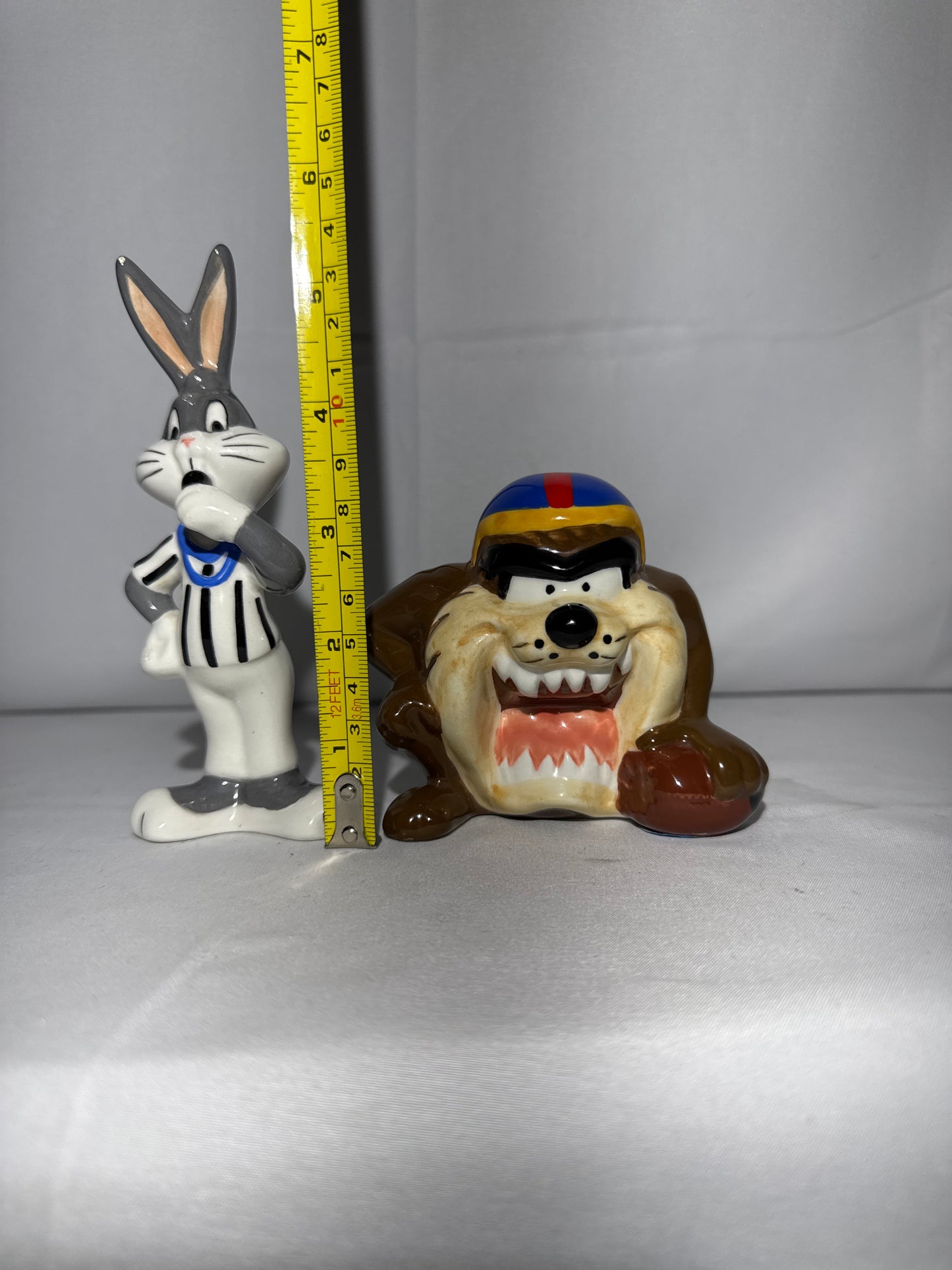 Bugs bunny and Taz - Salt and pepper- football- Looney Tunes - Warner Brothers
