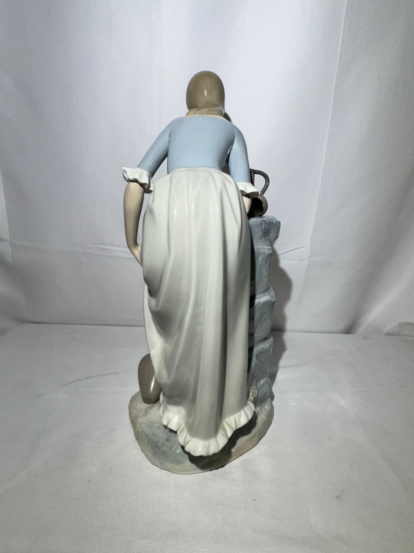 Lladro NAO “Girl from the Fountain” Porcelain Figurine – Elegant Collectible Statue