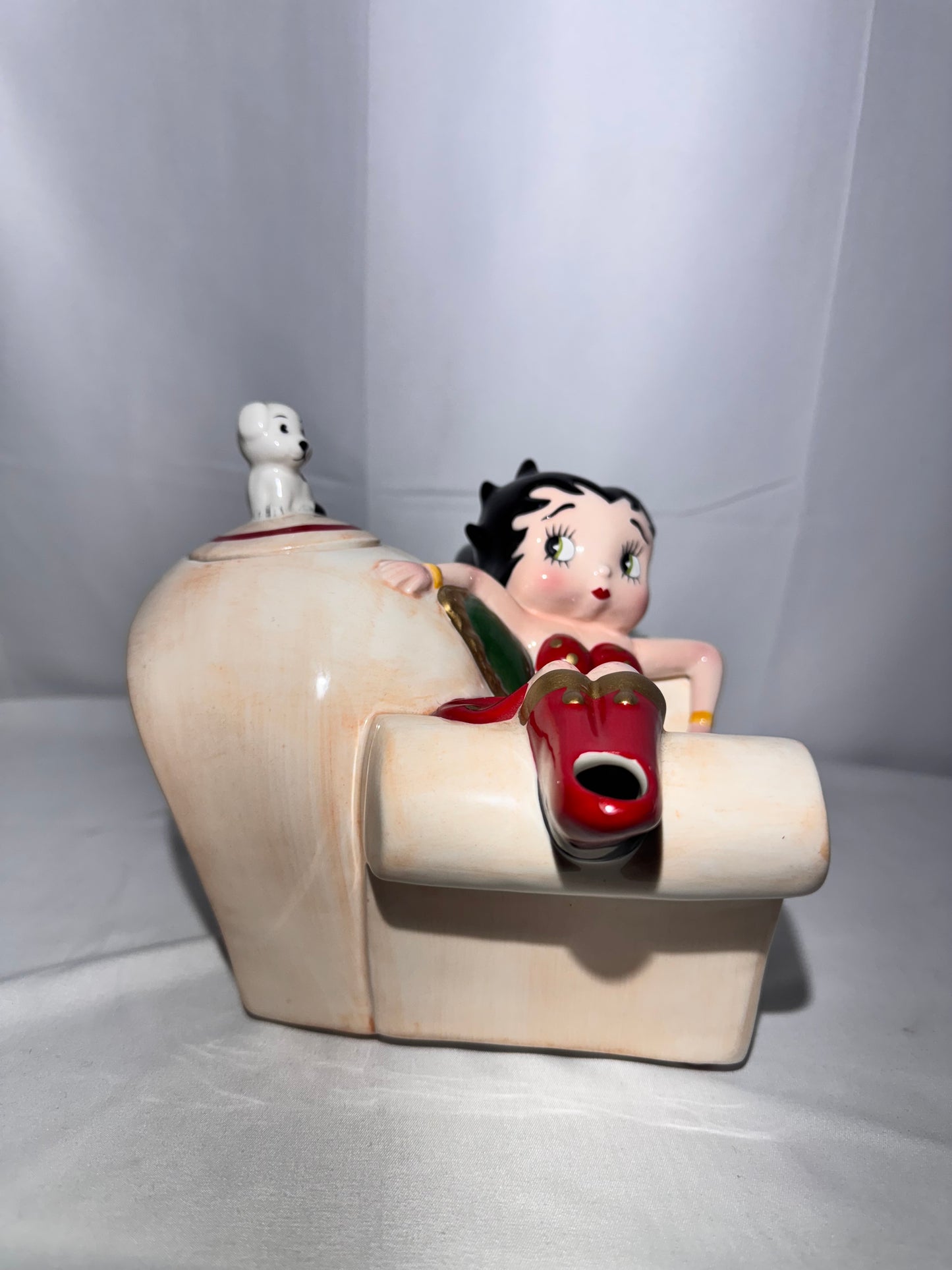 Betty Boop Teapot – Vandor 1995 – Betty Lounging in Sofa Chair with Pudgy – Vintage Collectible