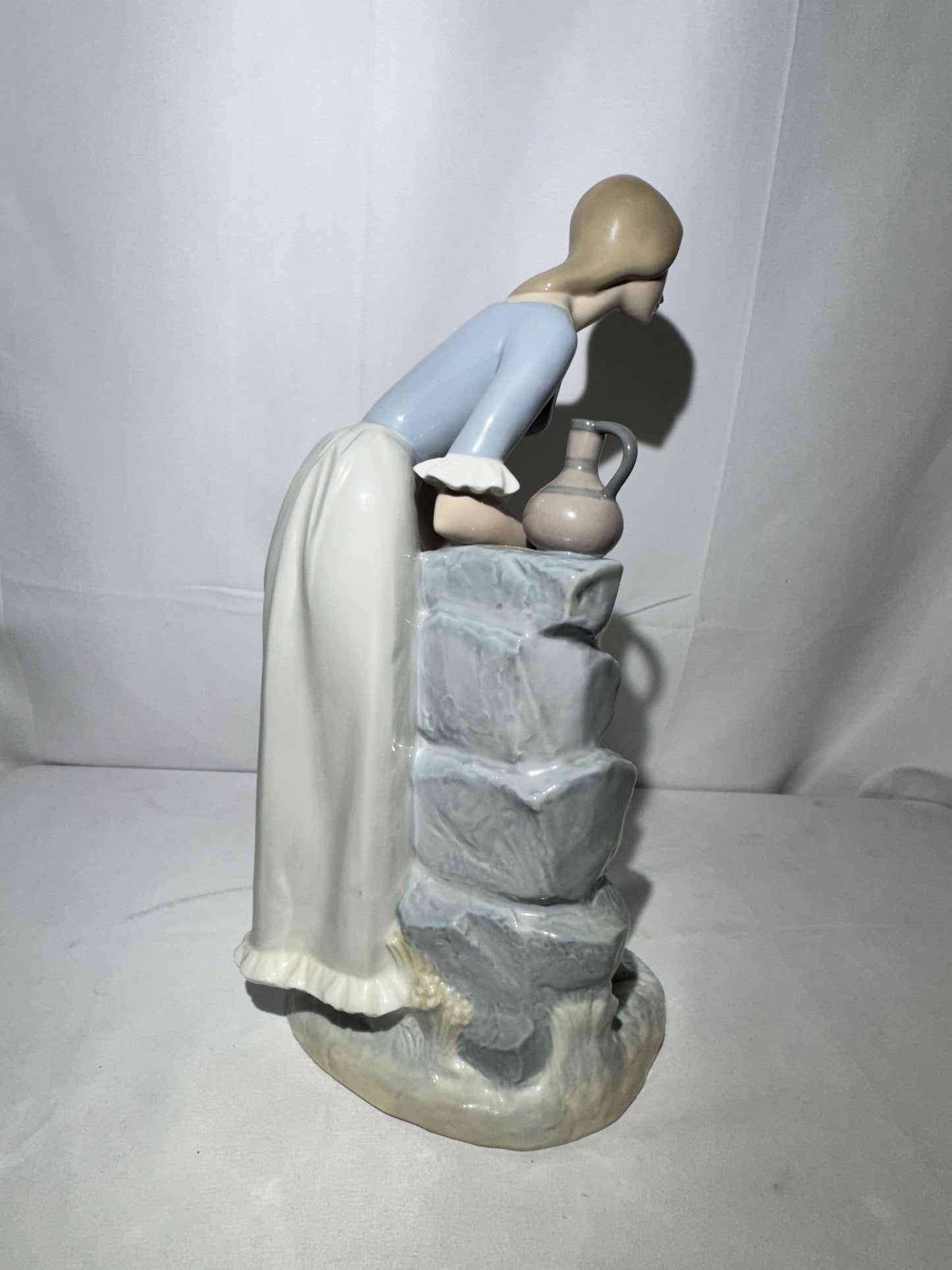 Lladro NAO “Girl from the Fountain” Porcelain Figurine – Elegant Collectible Statue