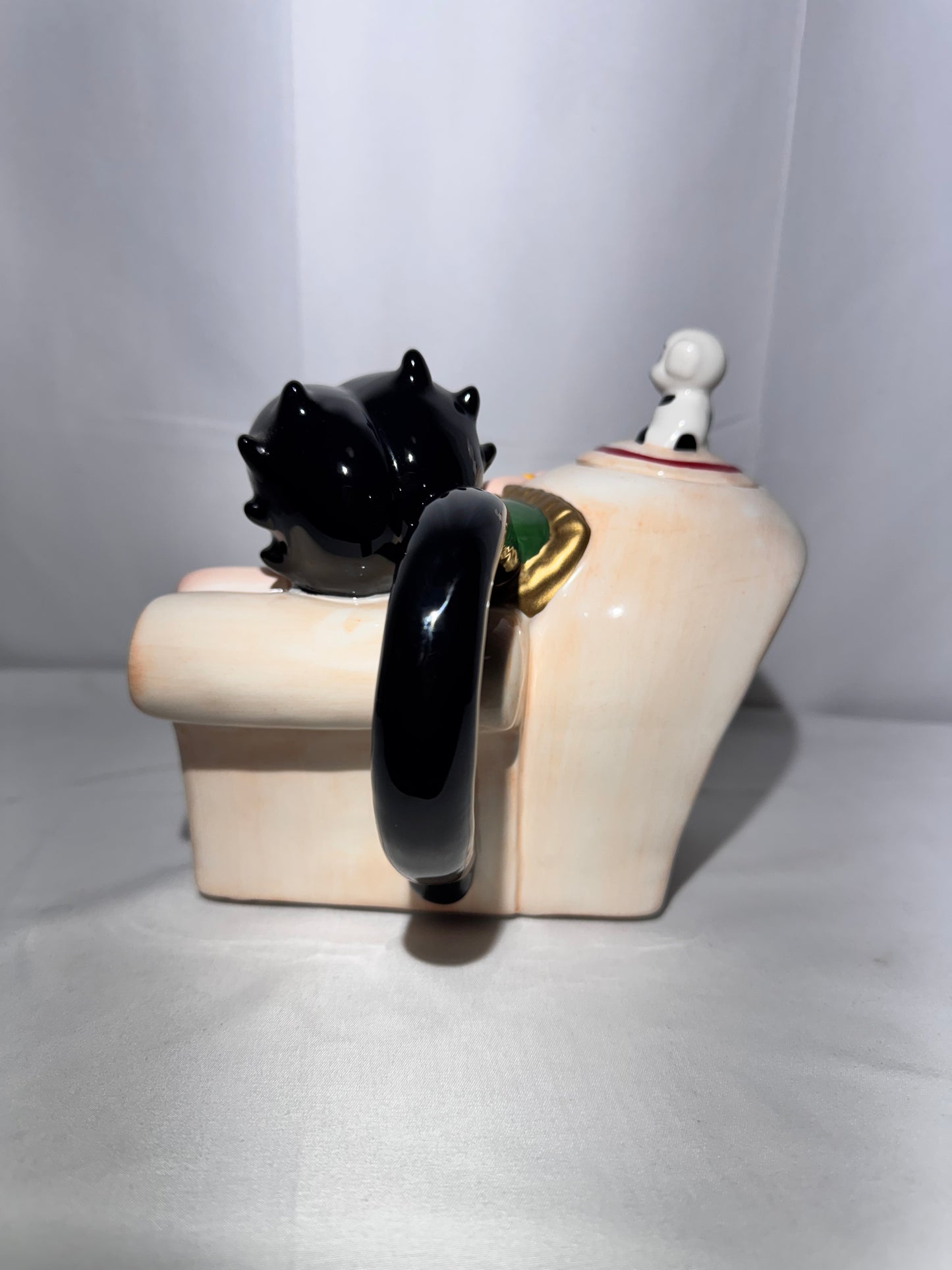 Betty Boop Teapot – Vandor 1995 – Betty Lounging in Sofa Chair with Pudgy – Vintage Collectible
