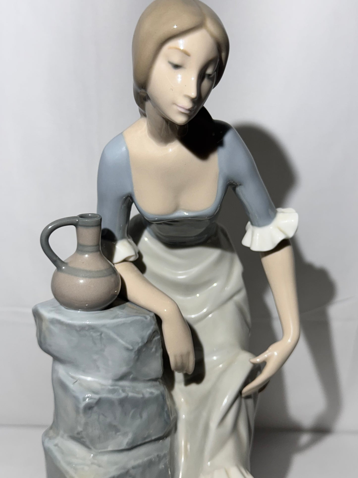 Lladro NAO “Girl from the Fountain” Porcelain Figurine – Elegant Collectible Statue