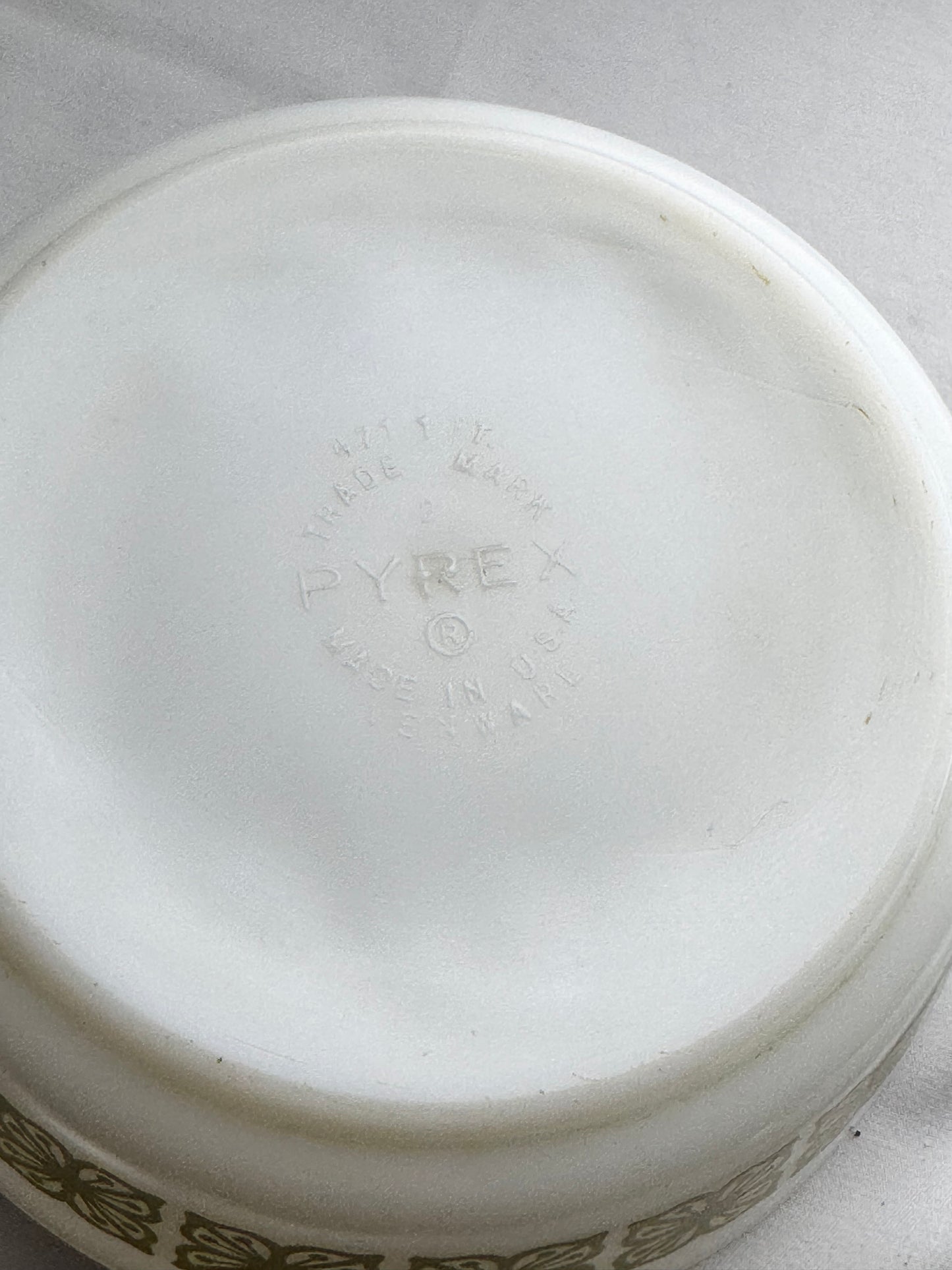 Pyrex 471 – 1 Pint Dish with Lid (470C) – Verde Square Flower Pattern