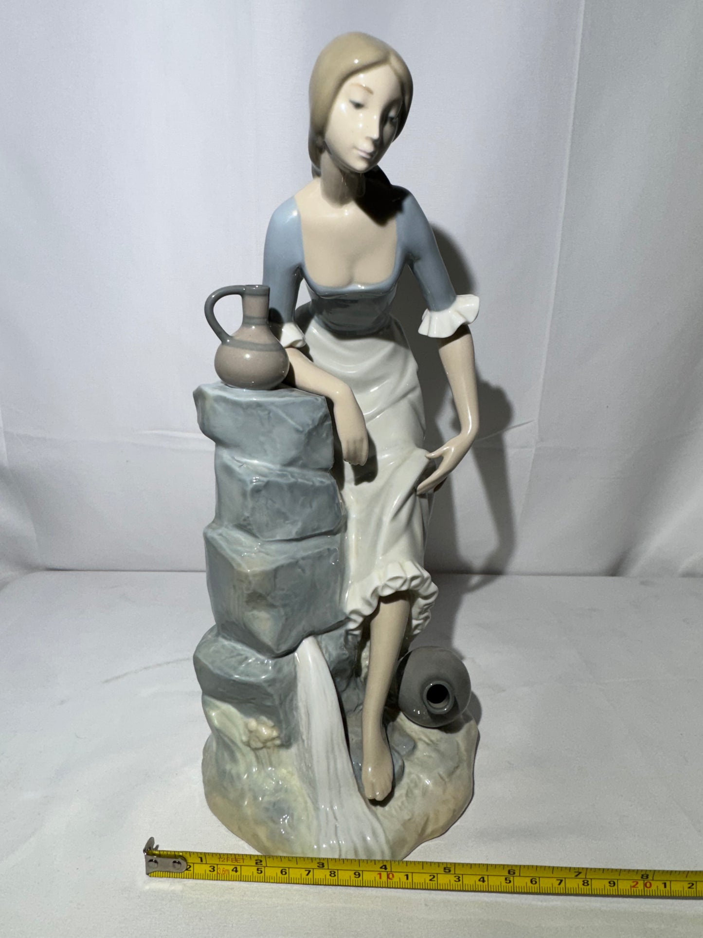 Lladro NAO “Girl from the Fountain” Porcelain Figurine – Elegant Collectible Statue
