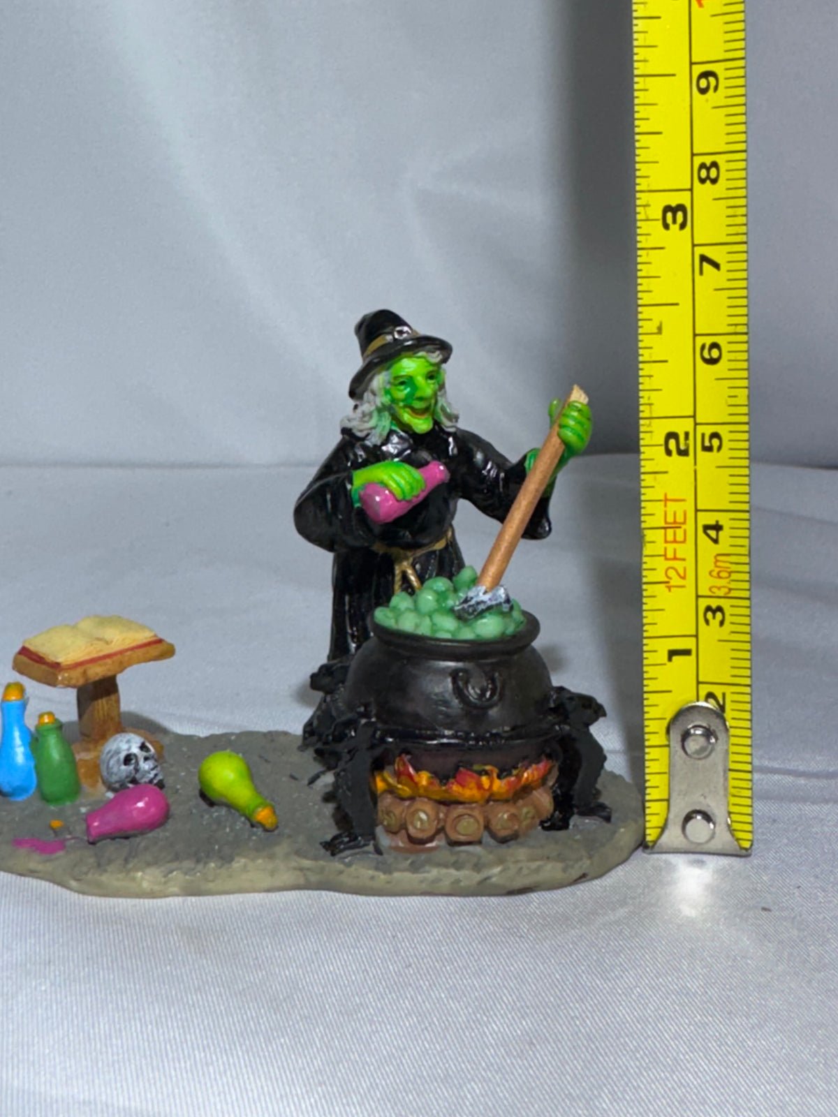 Lemax Spooky Town “The Witch’s Cauldron” #42840 — Halloween Village Figurine read