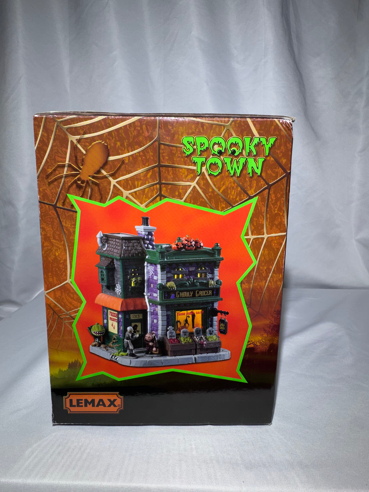 Lemax Spooky Town Ghouly Grocer #95458 – 2019 – Lighted Porcelain Building – Original Box