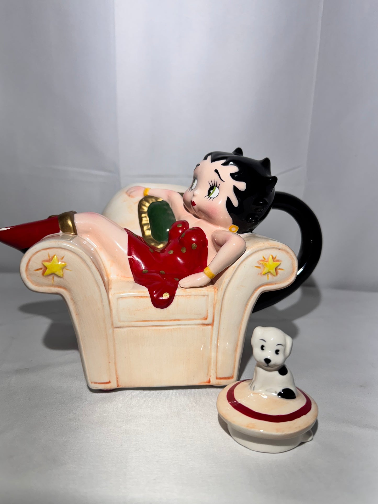 Betty Boop Teapot – Vandor 1995 – Betty Lounging in Sofa Chair with Pudgy – Vintage Collectible