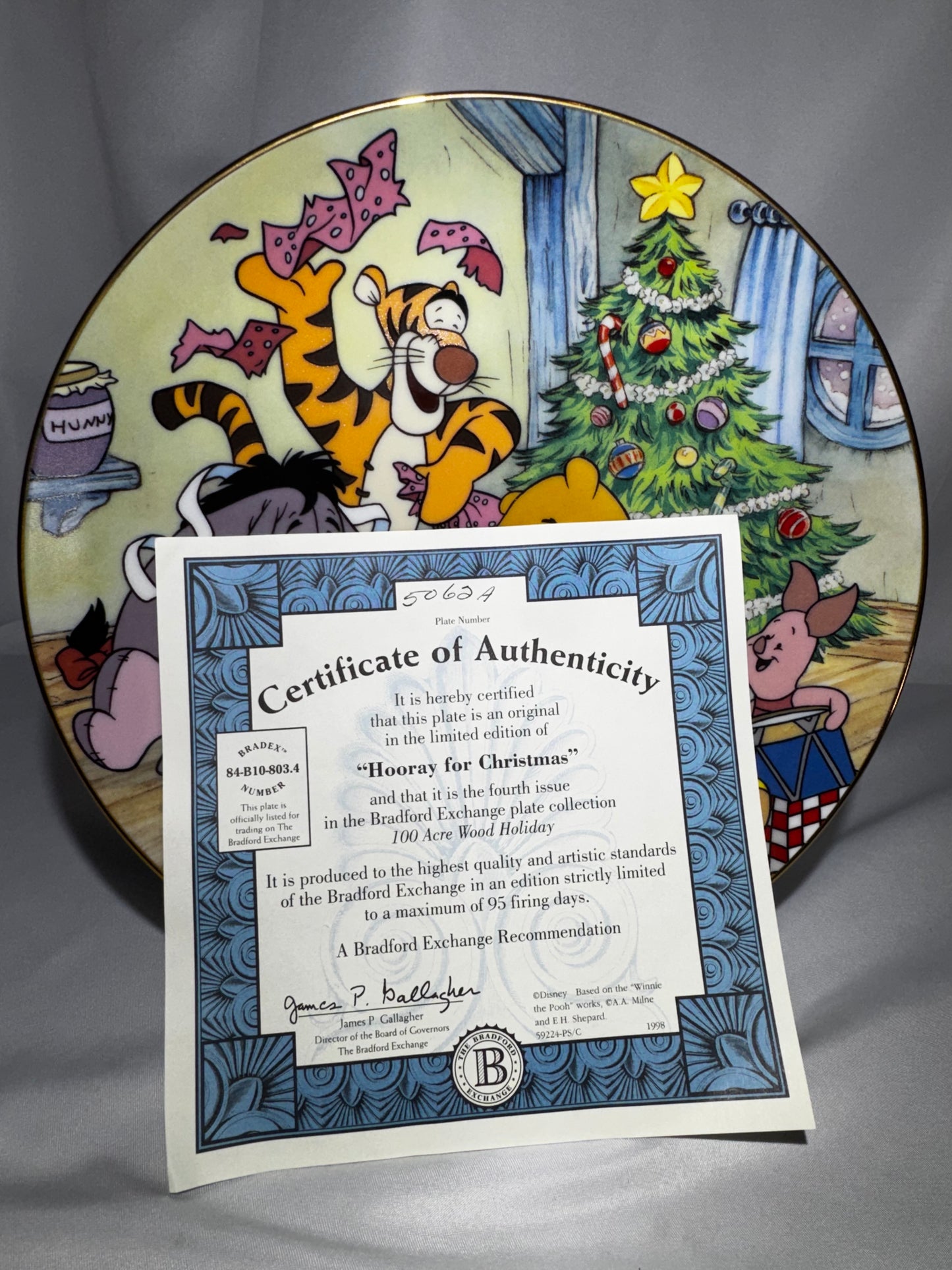 Bradford Exchange Winnie the Pooh “Hooray for Christmas” Plate 4th Issue 100 Acre Wood Holiday Gold Trim