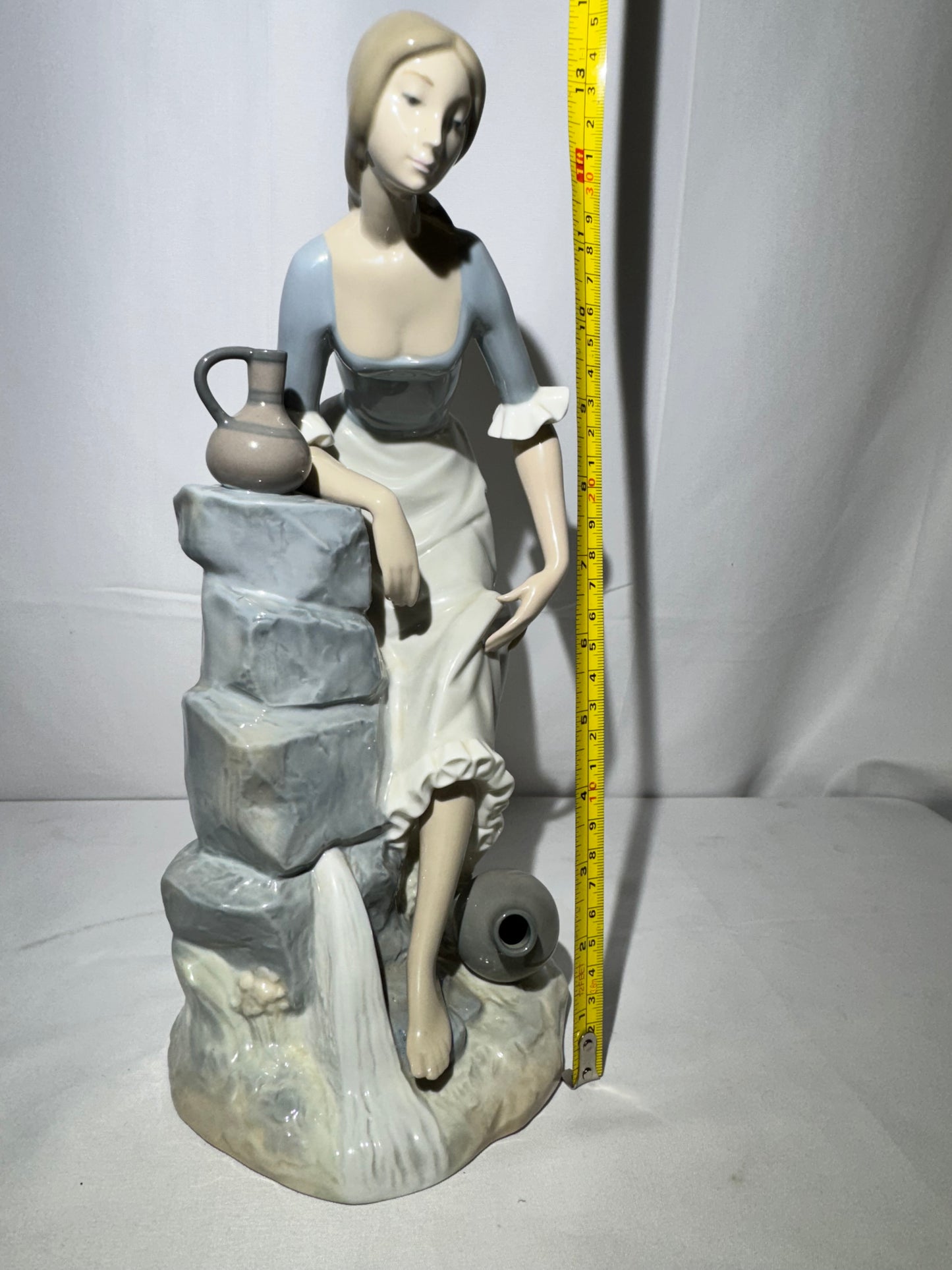 Lladro NAO “Girl from the Fountain” Porcelain Figurine – Elegant Collectible Statue