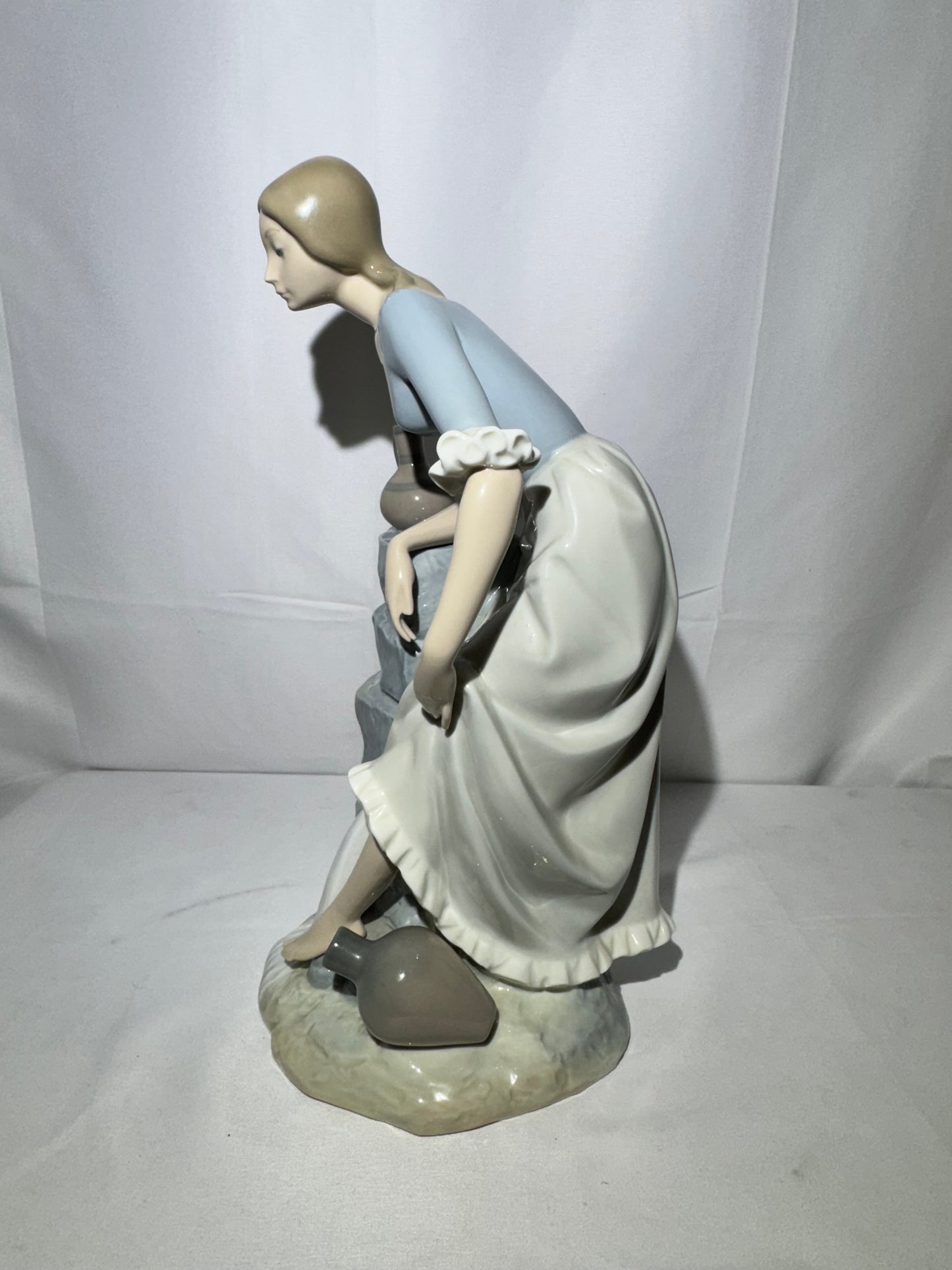 Lladro NAO “Girl from the Fountain” Porcelain Figurine – Elegant Collectible Statue