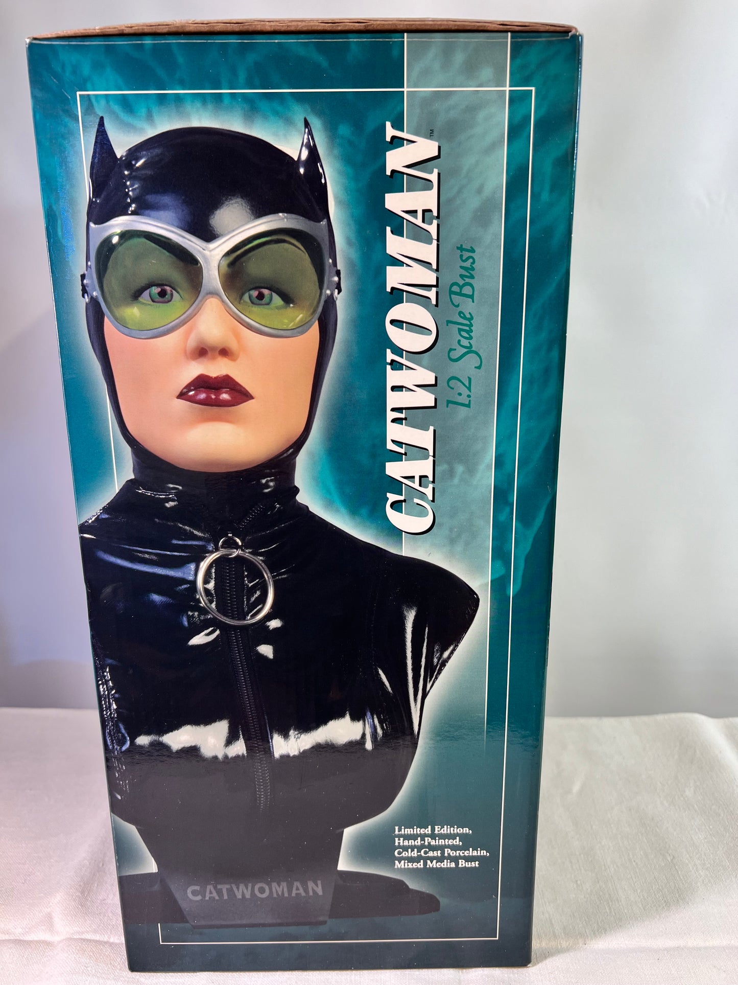 Cat Women 1:2 Scale Bust - Sculpted by Kolby Jukes- # 399/900 Limited Edition-DC Direct