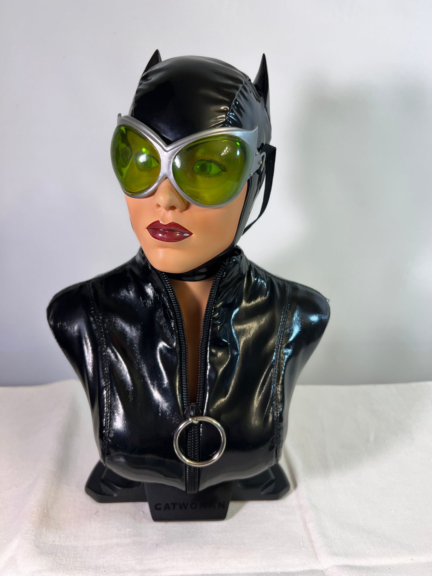 Cat Women 1:2 Scale Bust - Sculpted by Kolby Jukes- # 399/900 Limited Edition-DC Direct