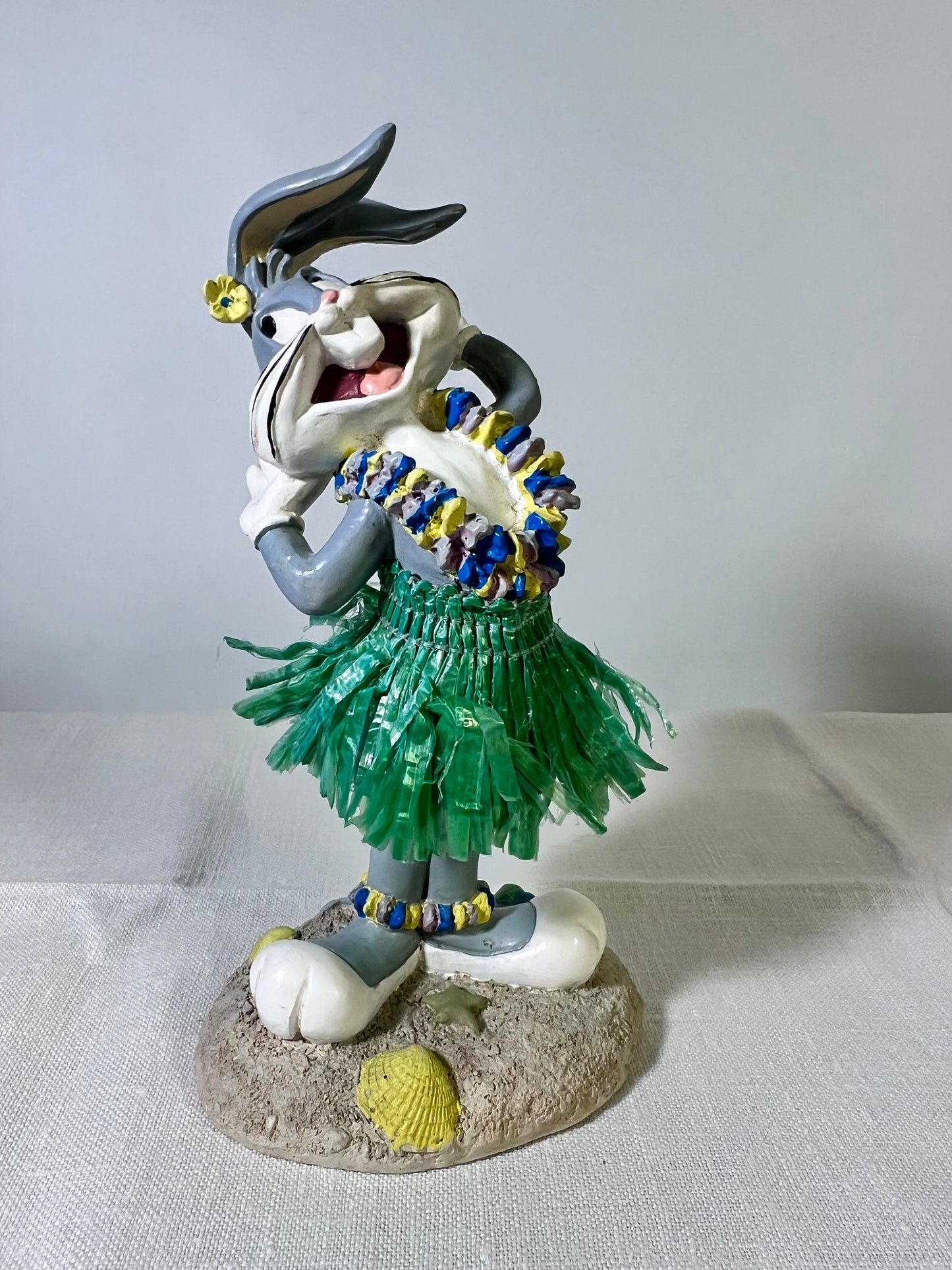 6” Bugs Bunny Hawaii Hula Hip Doll- On Location Around the World- Warner Brothers-1996- Bobblehead