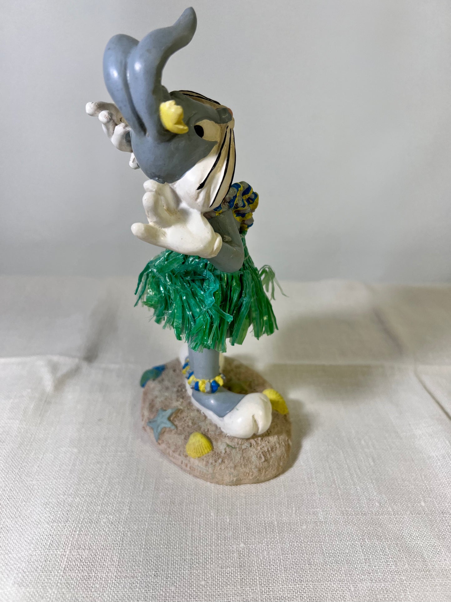 6” Bugs Bunny Hawaii Hula Hip Doll- On Location Around the World- Warner Brothers-1996- Bobblehead
