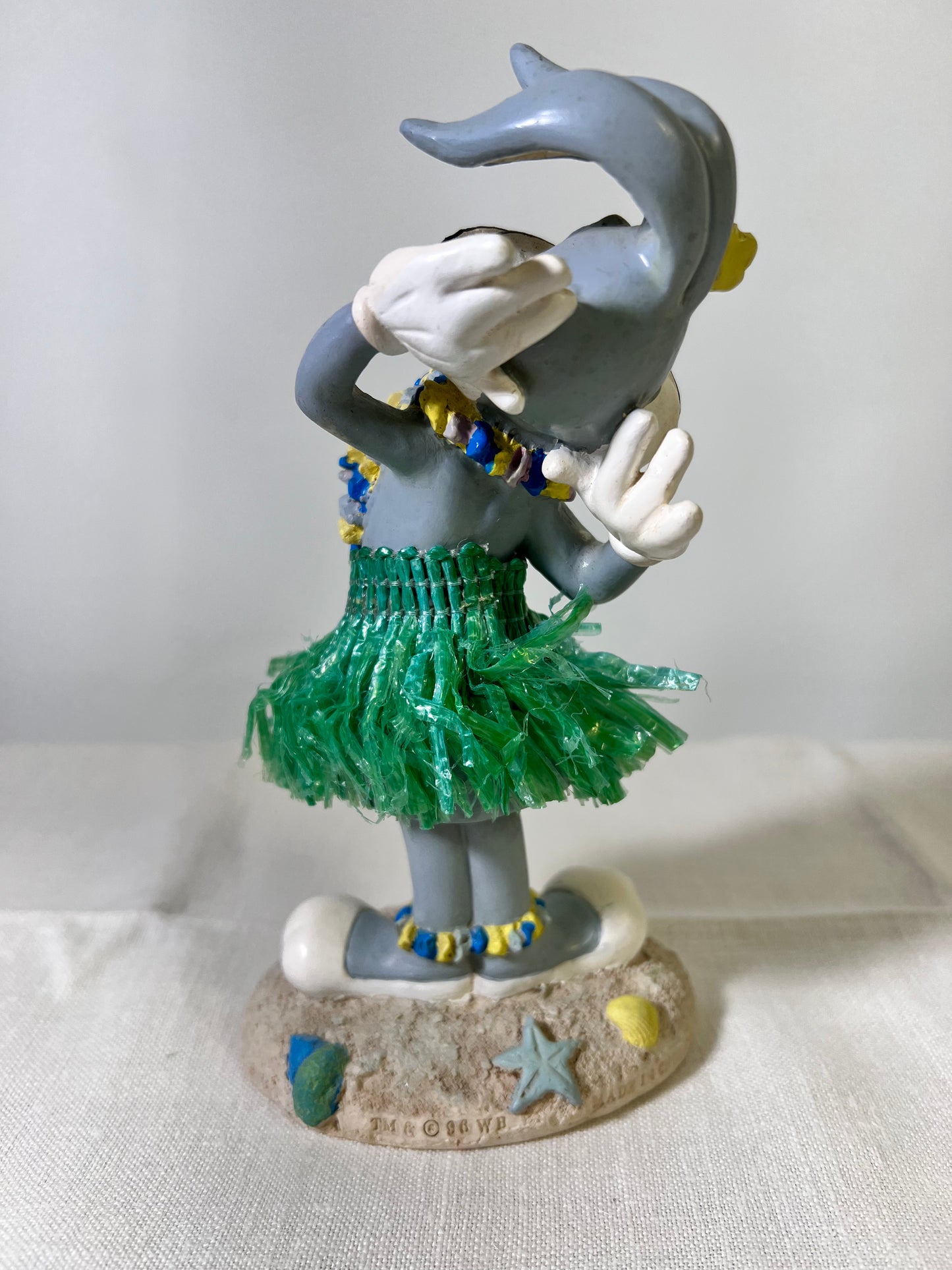 6” Bugs Bunny Hawaii Hula Hip Doll- On Location Around the World- Warner Brothers-1996- Bobblehead