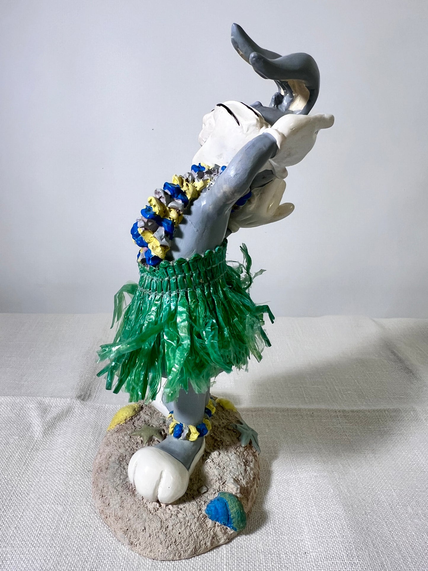 6” Bugs Bunny Hawaii Hula Hip Doll- On Location Around the World- Warner Brothers-1996- Bobblehead