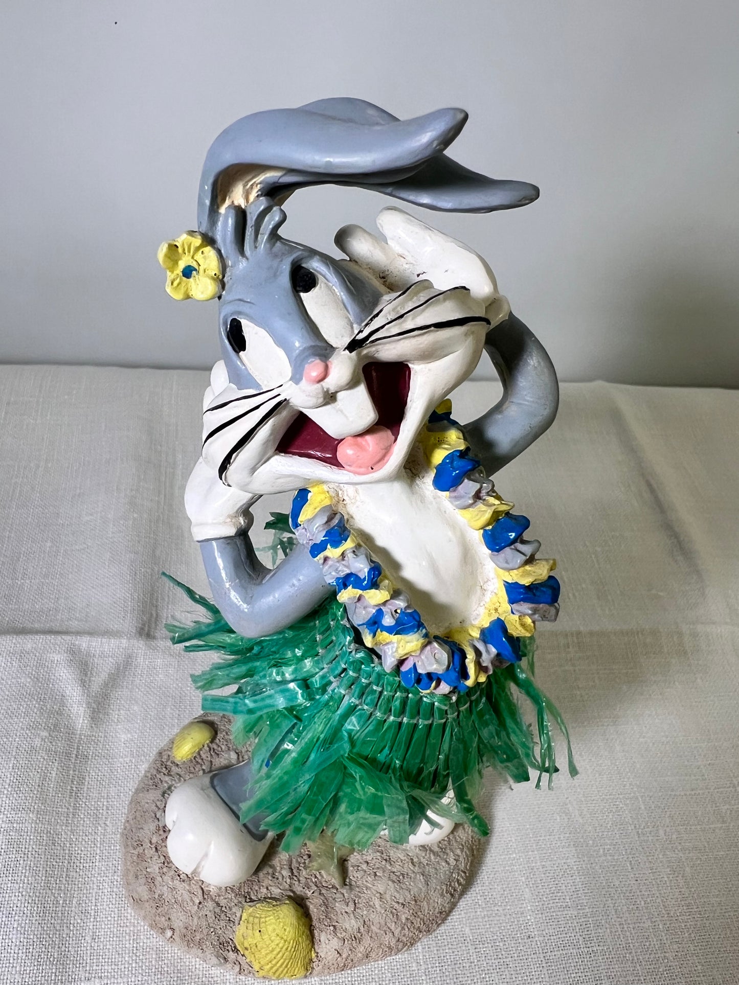 6” Bugs Bunny Hawaii Hula Hip Doll- On Location Around the World- Warner Brothers-1996- Bobblehead
