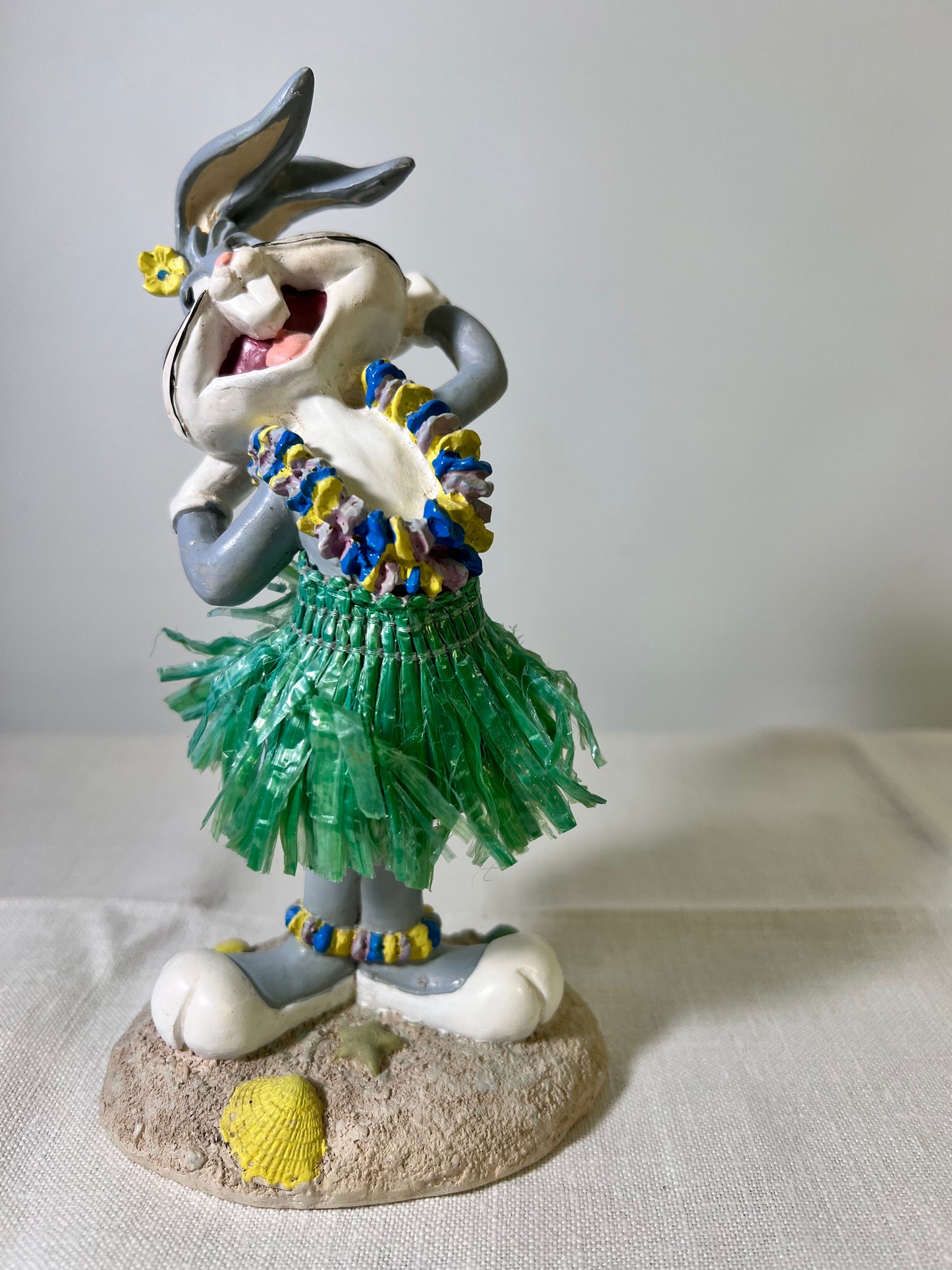 6” Bugs Bunny Hawaii Hula Hip Doll- On Location Around the World- Warner Brothers-1996- Bobblehead