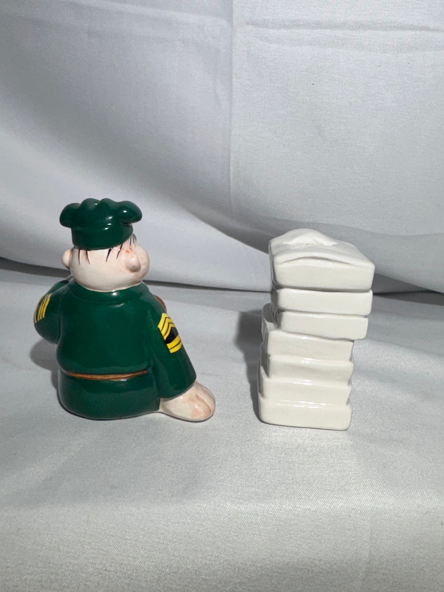 Beetle Bailey - Salt and Pepper Shakers - Sarge and pizza- item number 686514