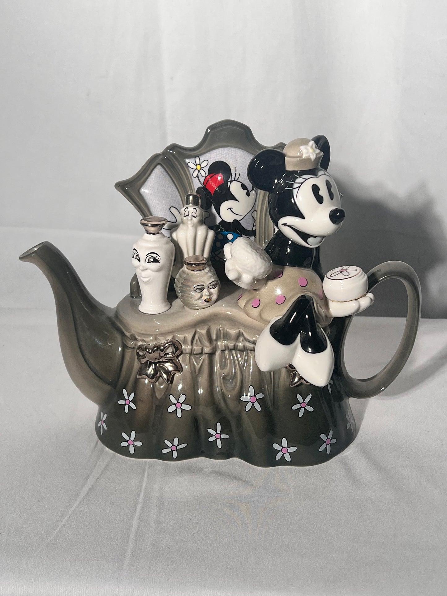 Minnie mouse dressing table – teapot – Disney showcase collections – limited edition, 2904 backlash 5000 – monochrome – designed by Paul Cardew- Disney