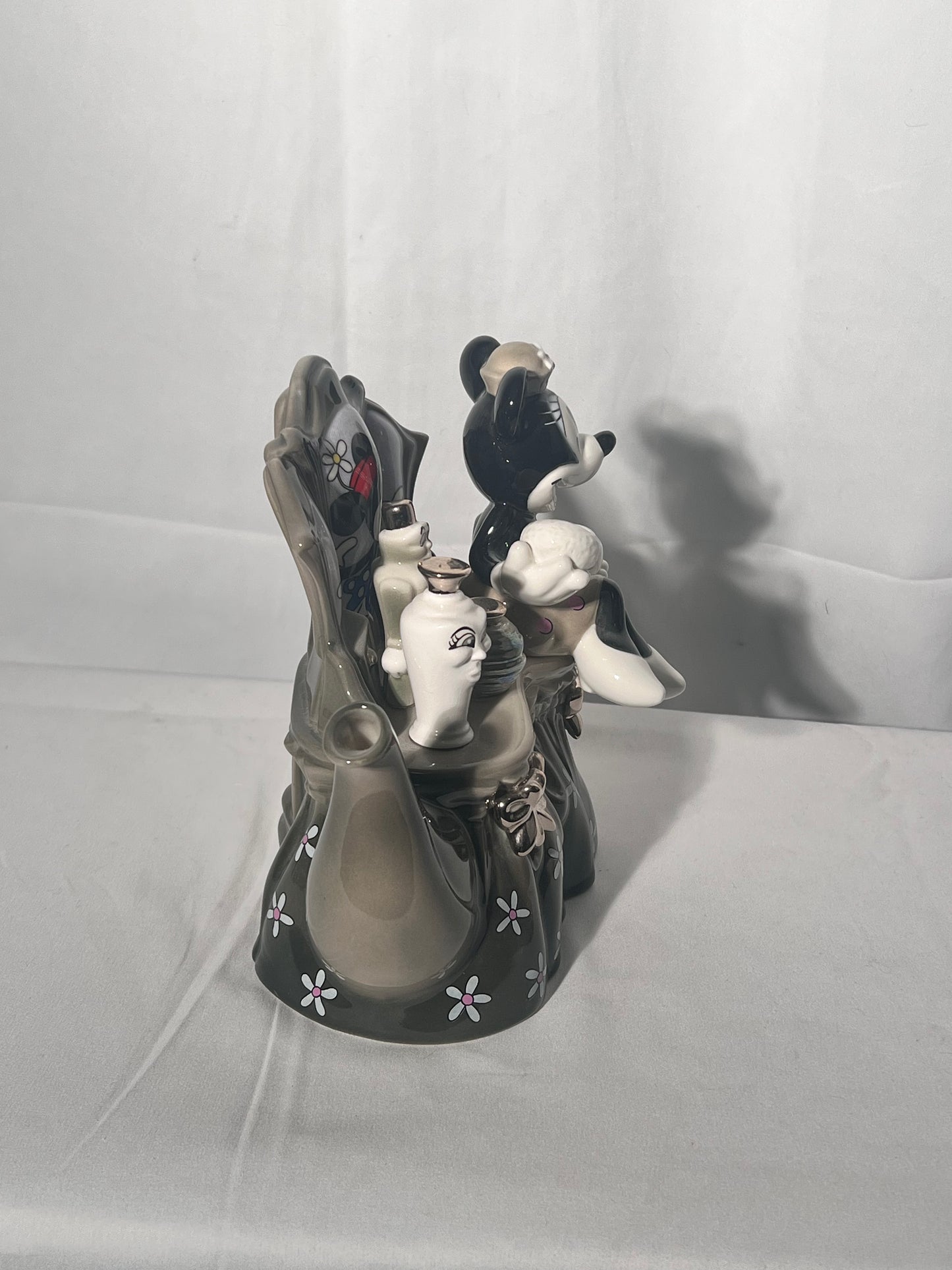 Minnie mouse dressing table – teapot – Disney showcase collections – limited edition, 2904 backlash 5000 – monochrome – designed by Paul Cardew- Disney