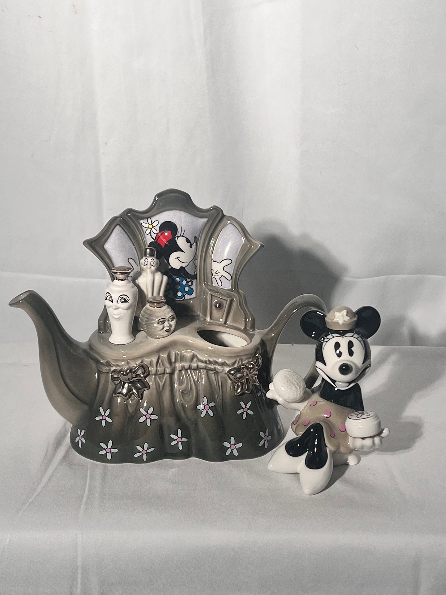 Minnie mouse dressing table – teapot – Disney showcase collections – limited edition, 2904 backlash 5000 – monochrome – designed by Paul Cardew- Disney
