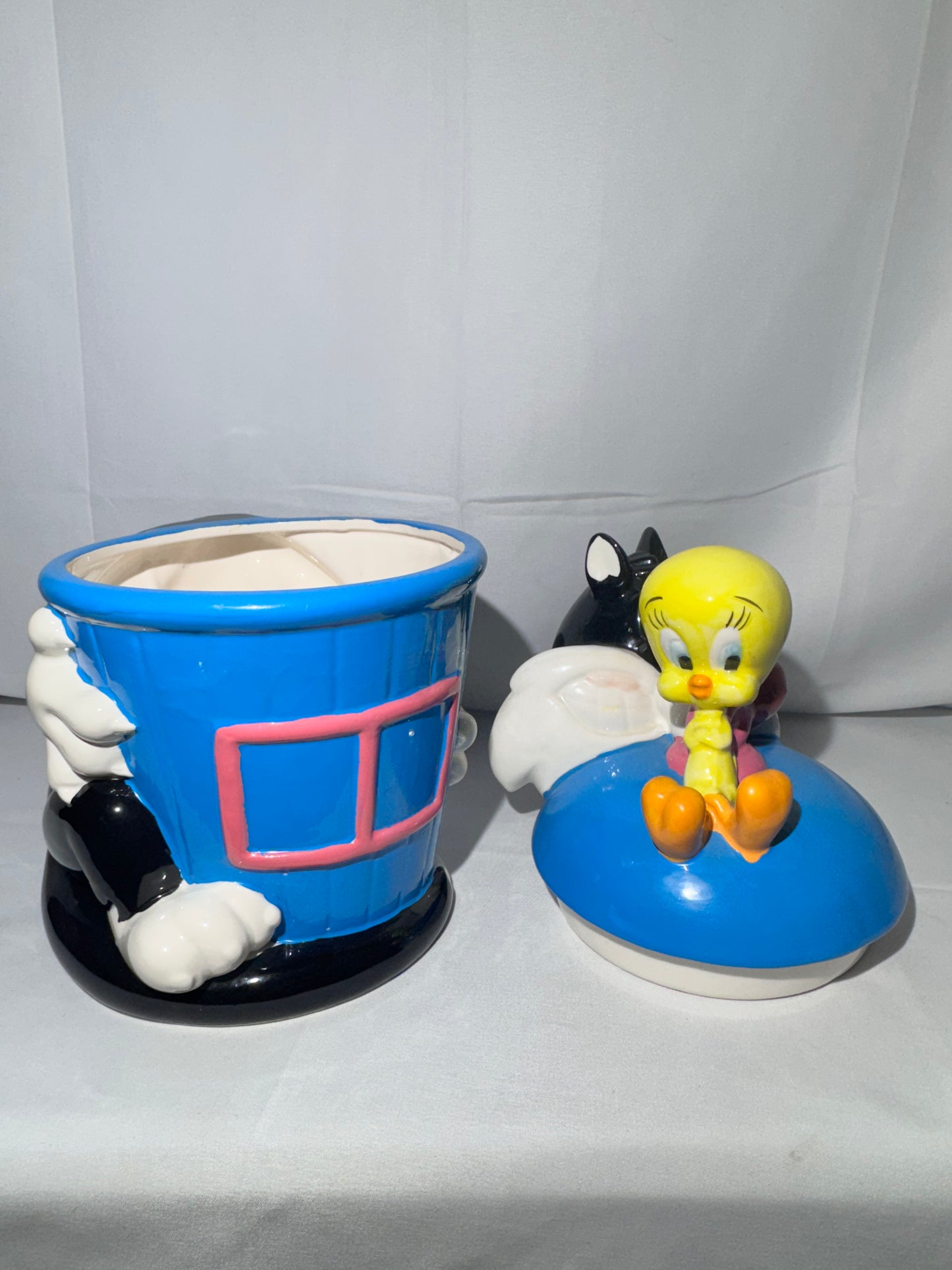 Sylvester and Tweety Bird - Cookie Jar - Hand Painted - Looney Tunes-1998 - Warner Brothers