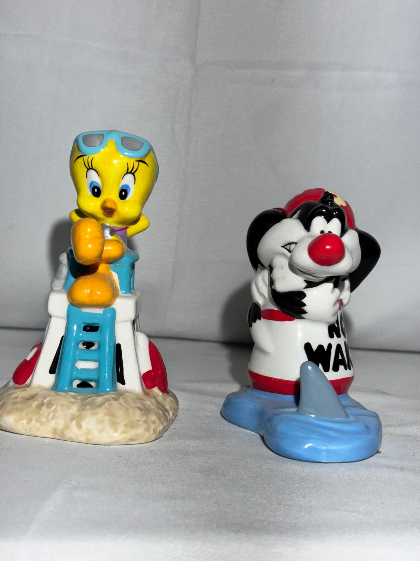 Tweety Bird & Sylvester- salt & pepper shakers- Warner Brothers- Looney Tunes- No cats on the beach