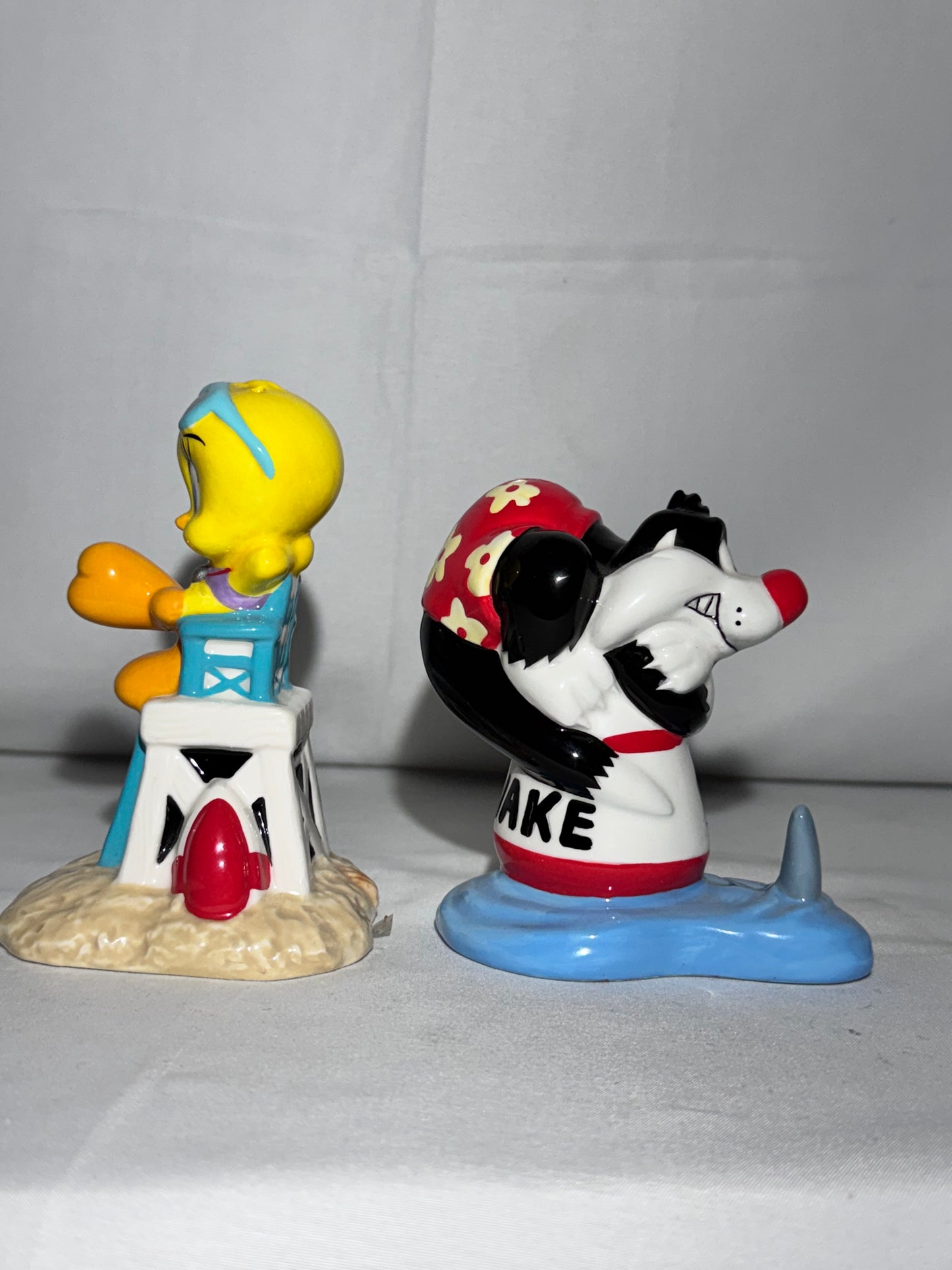 Tweety Bird & Sylvester- salt & pepper shakers- Warner Brothers- Looney Tunes- No cats on the beach