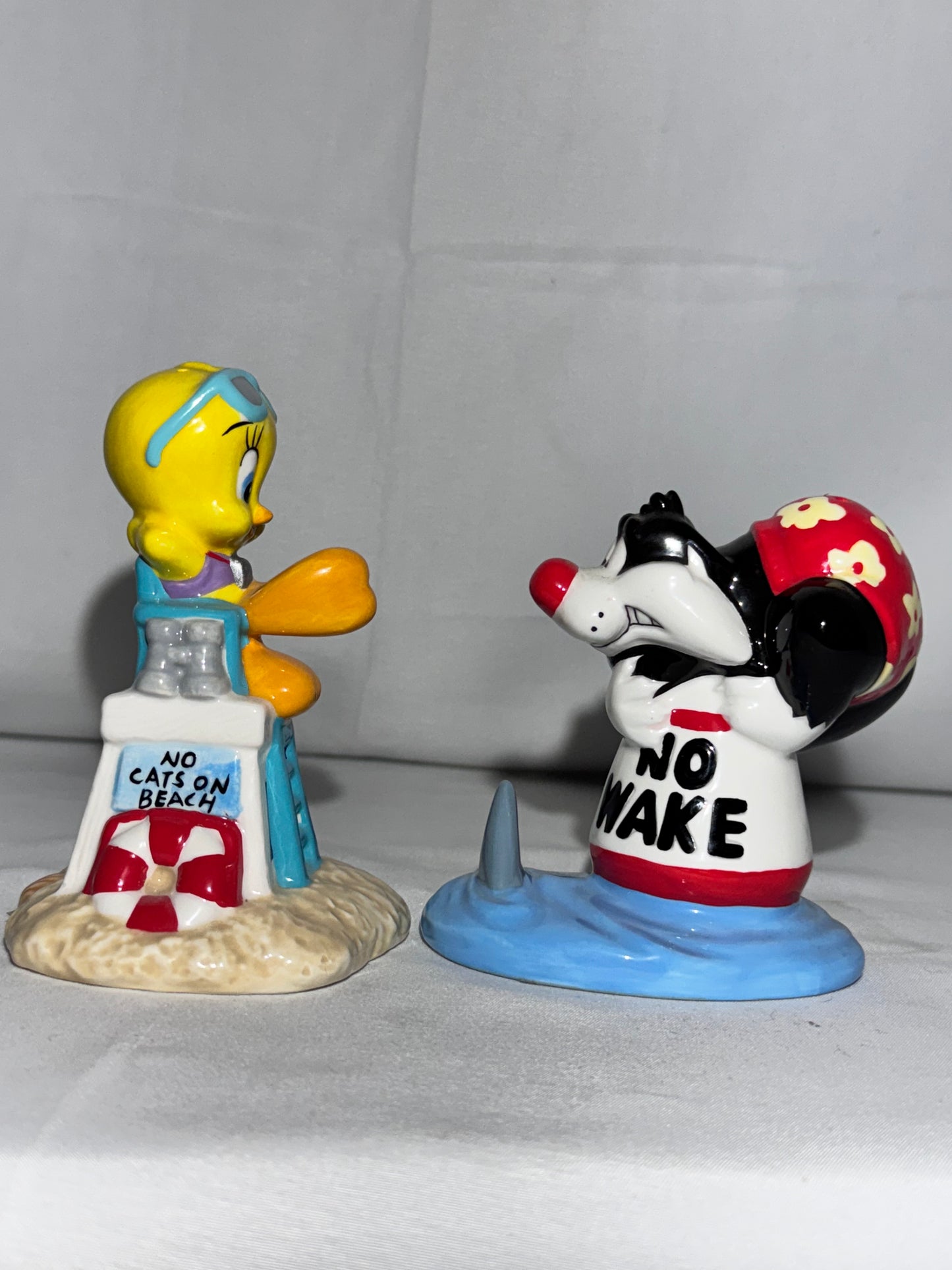 Tweety Bird & Sylvester- salt & pepper shakers- Warner Brothers- Looney Tunes- No cats on the beach