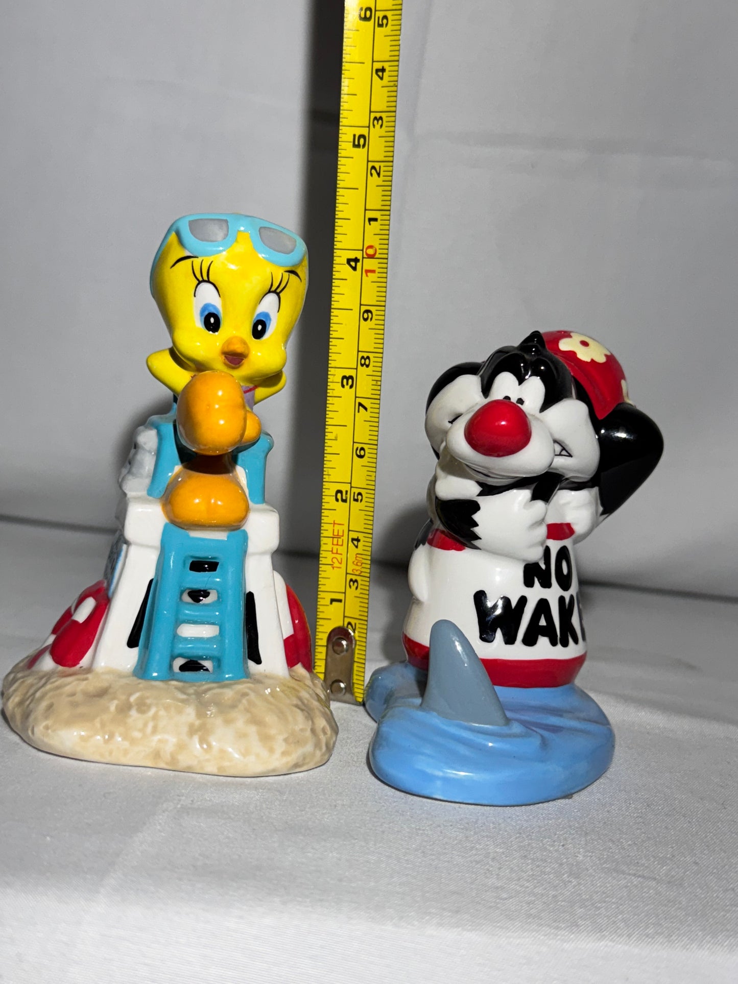 Tweety Bird & Sylvester- salt & pepper shakers- Warner Brothers- Looney Tunes- No cats on the beach