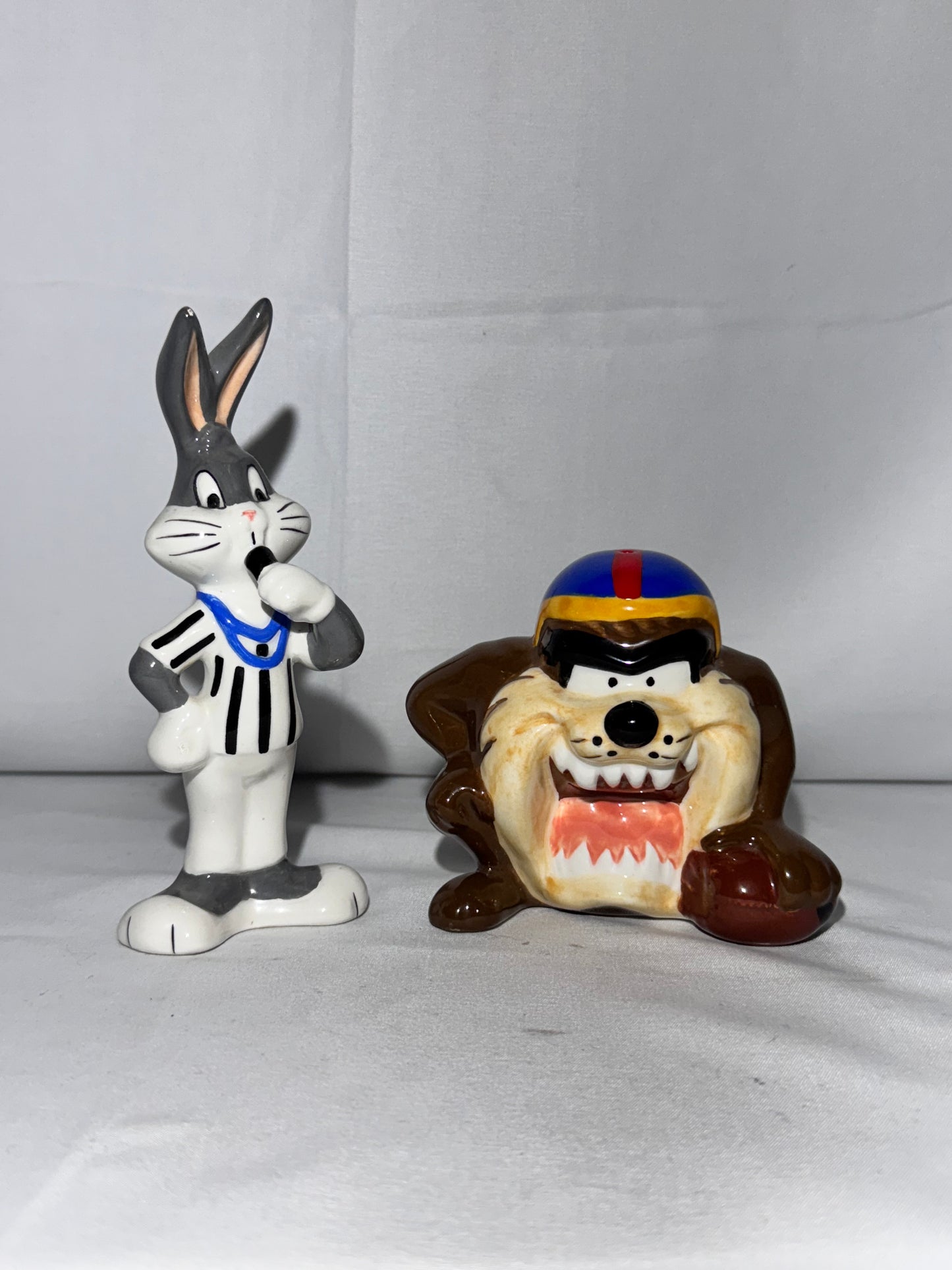 Bugs bunny and Taz - Salt and pepper- football- Looney Tunes - Warner Brothers