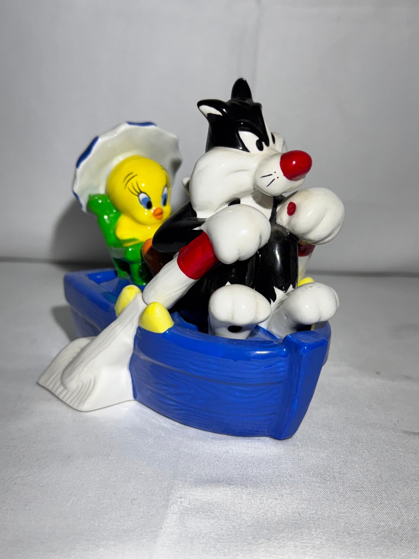 Tweety Bird & Sylvester- salt and pepper- Warner Brothers- Looney Tunes- boat ride