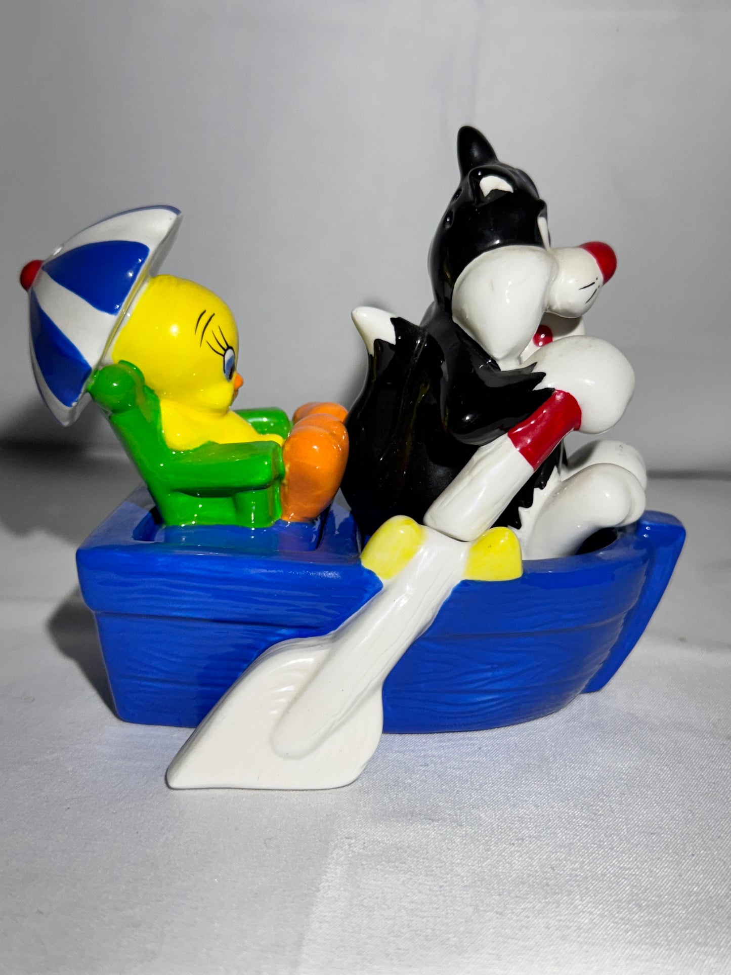 Tweety Bird & Sylvester- salt and pepper- Warner Brothers- Looney Tunes- boat ride