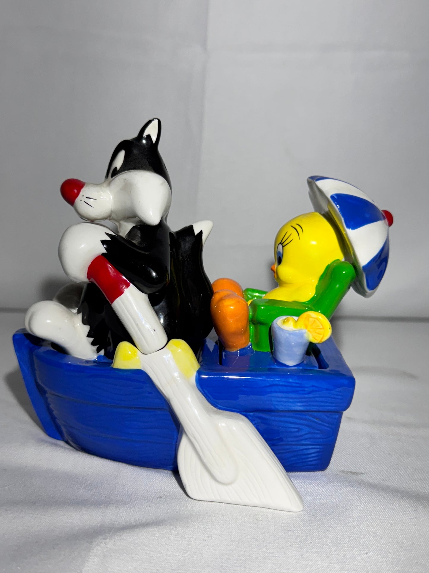 Tweety Bird & Sylvester- salt and pepper- Warner Brothers- Looney Tunes- boat ride