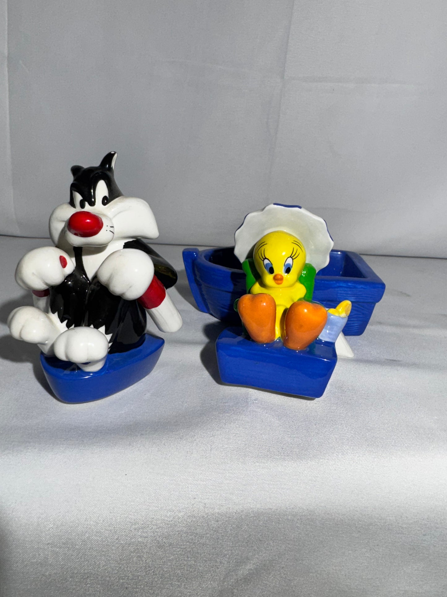 Tweety Bird & Sylvester- salt and pepper- Warner Brothers- Looney Tunes- boat ride