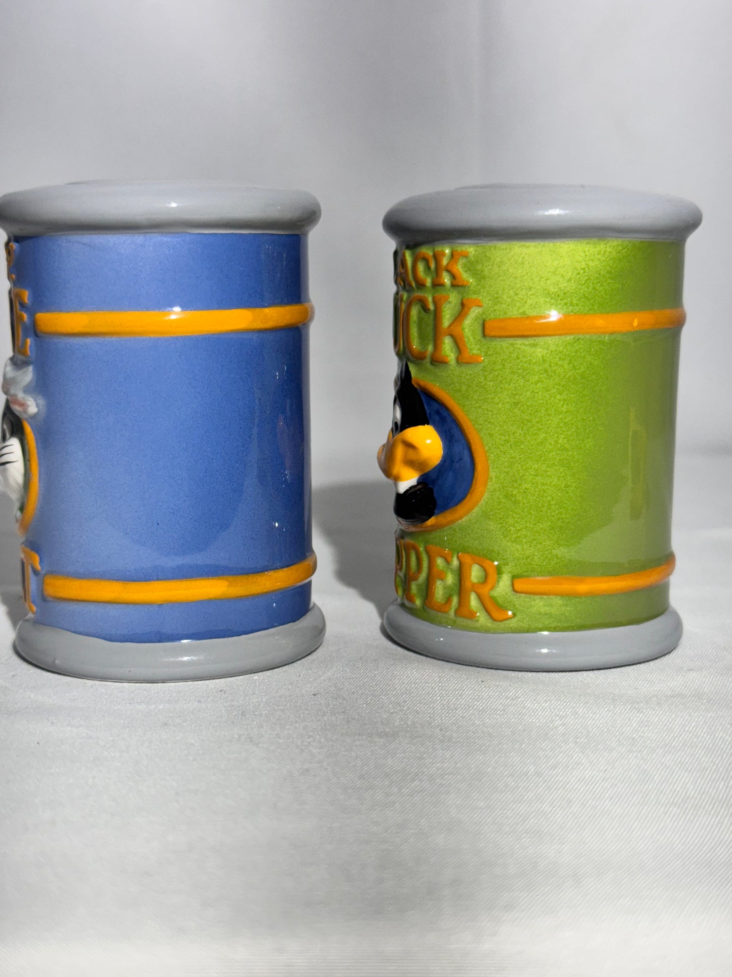 Bugs Bunny and Daffy Duck - salt and Pepper- Looney Tunes- Warner Brothers