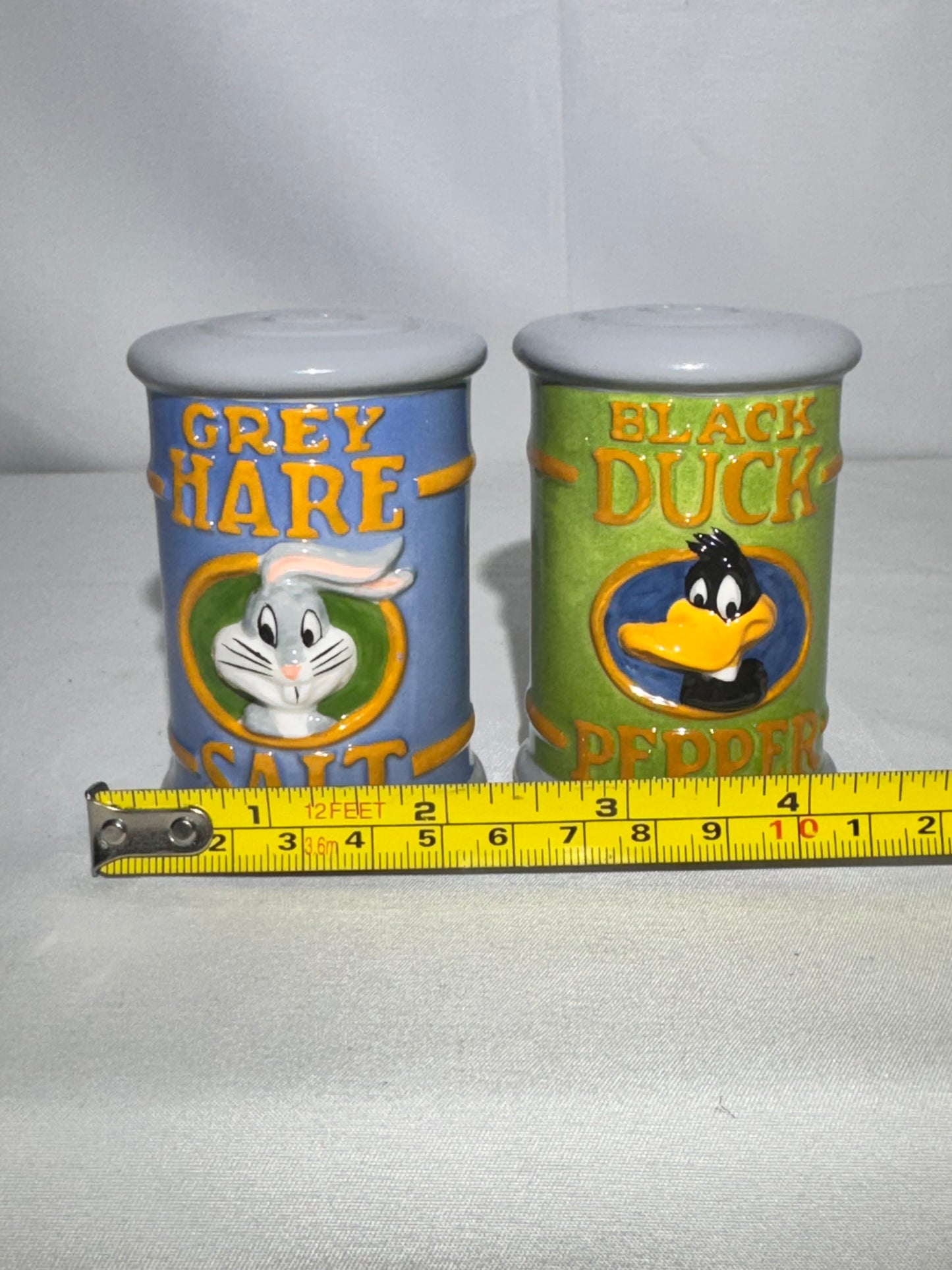 Bugs Bunny and Daffy Duck - salt and Pepper- Looney Tunes- Warner Brothers