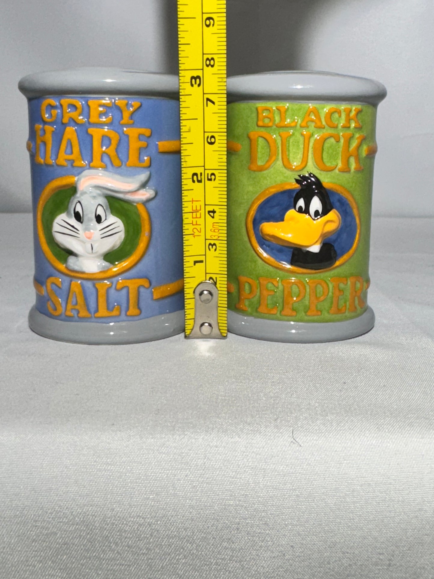 Bugs Bunny and Daffy Duck - salt and Pepper- Looney Tunes- Warner Brothers