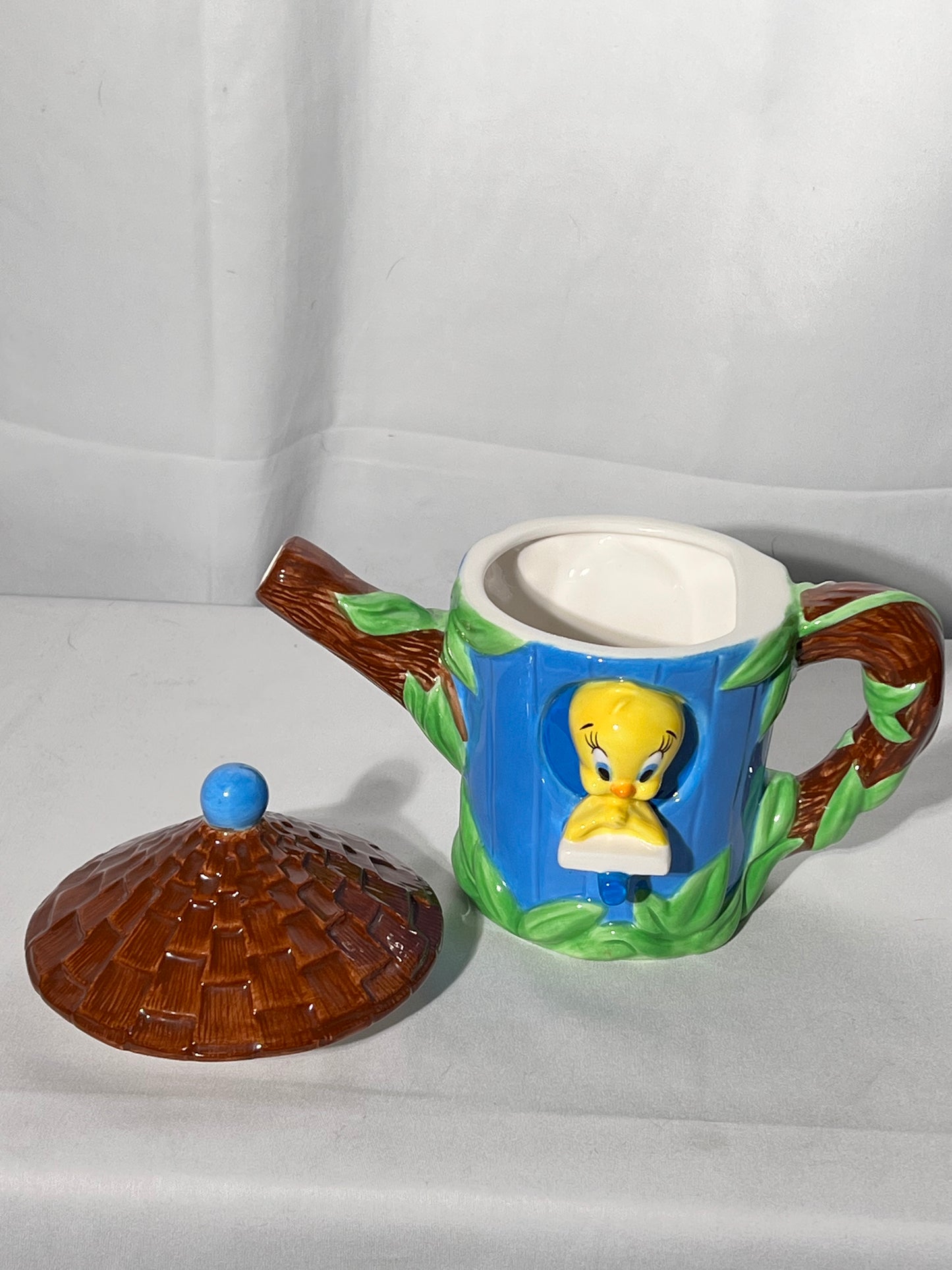 Tweety Bird in Tree House- Teapot- Warner Brothers, Looney Tunes-1998