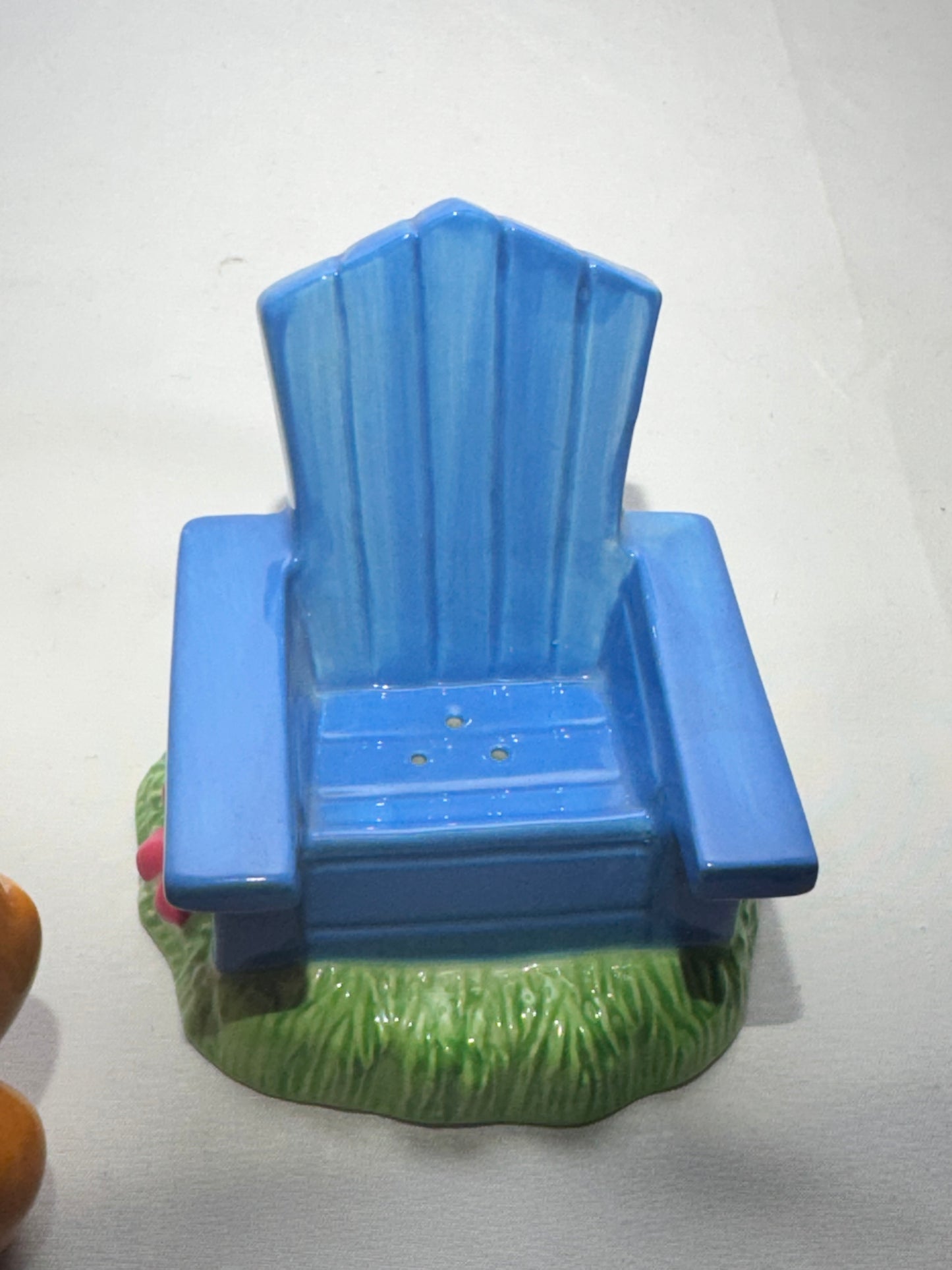 Tweety and lawn chair - Salt and Pepper - Looney Tunes- Warner Brothers