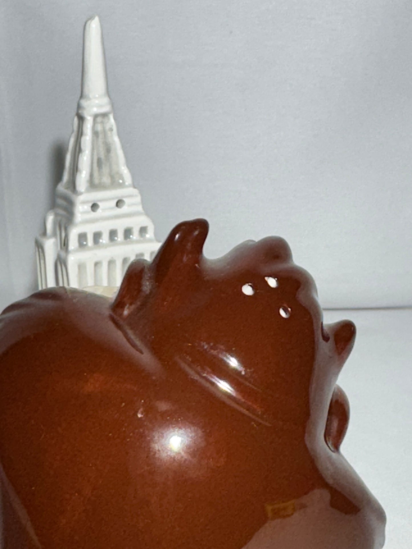 Taz and Empire State Building- Salt and Pepper- Warner Brothers- Looney Tunes-1998