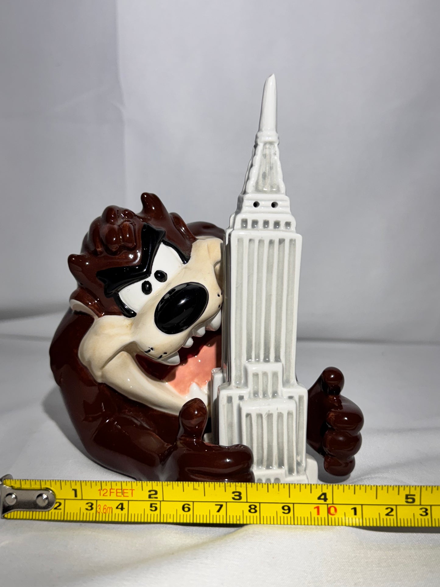 Taz and Empire State Building- Salt and Pepper- Warner Brothers- Looney Tunes-1998